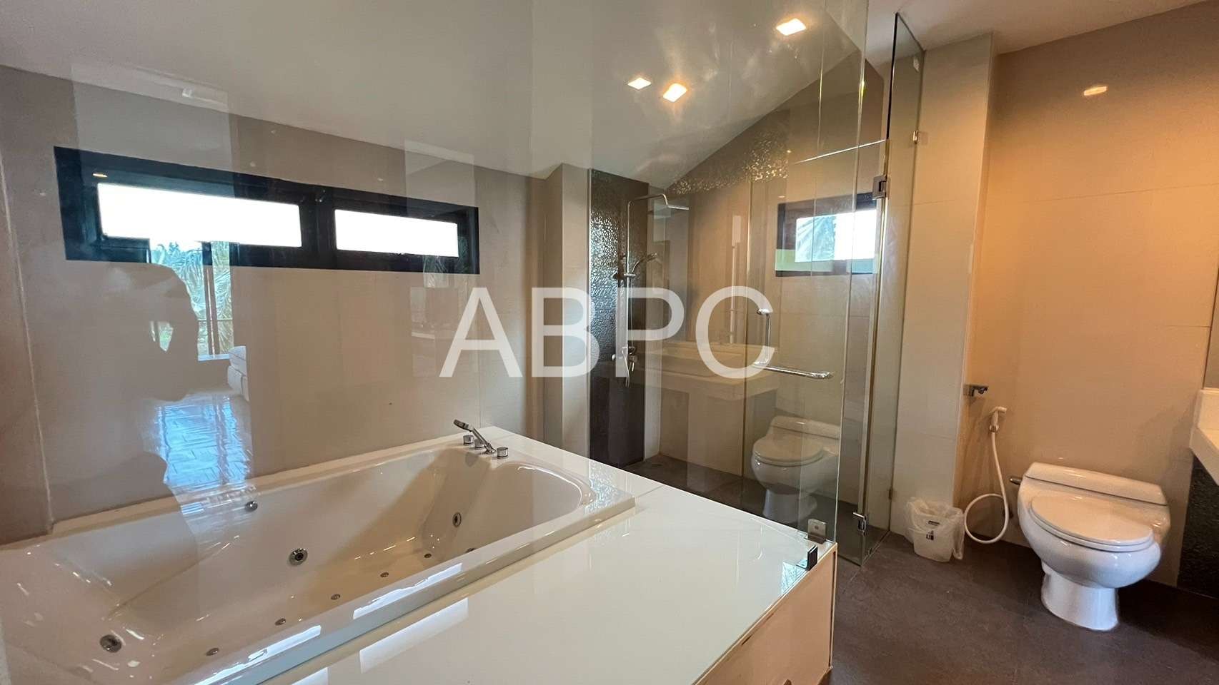 3 Bedrooms 4 Bathroom Pool Villa in East Pattaya photo 9
