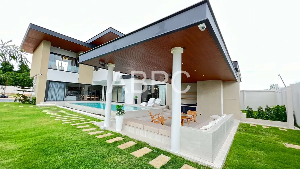 4 Bedrooms 6 Bathrooms in East Pattaya photo 3