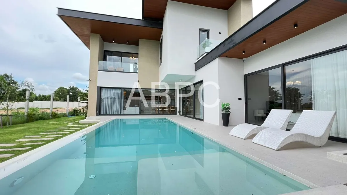 4 Bedrooms 6 Bathrooms in East Pattaya photo 7