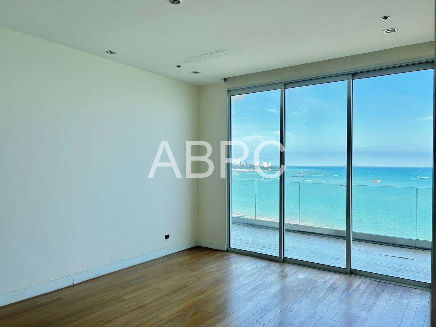 Beachfront Penthouse In Wongamat For Sale photo 12