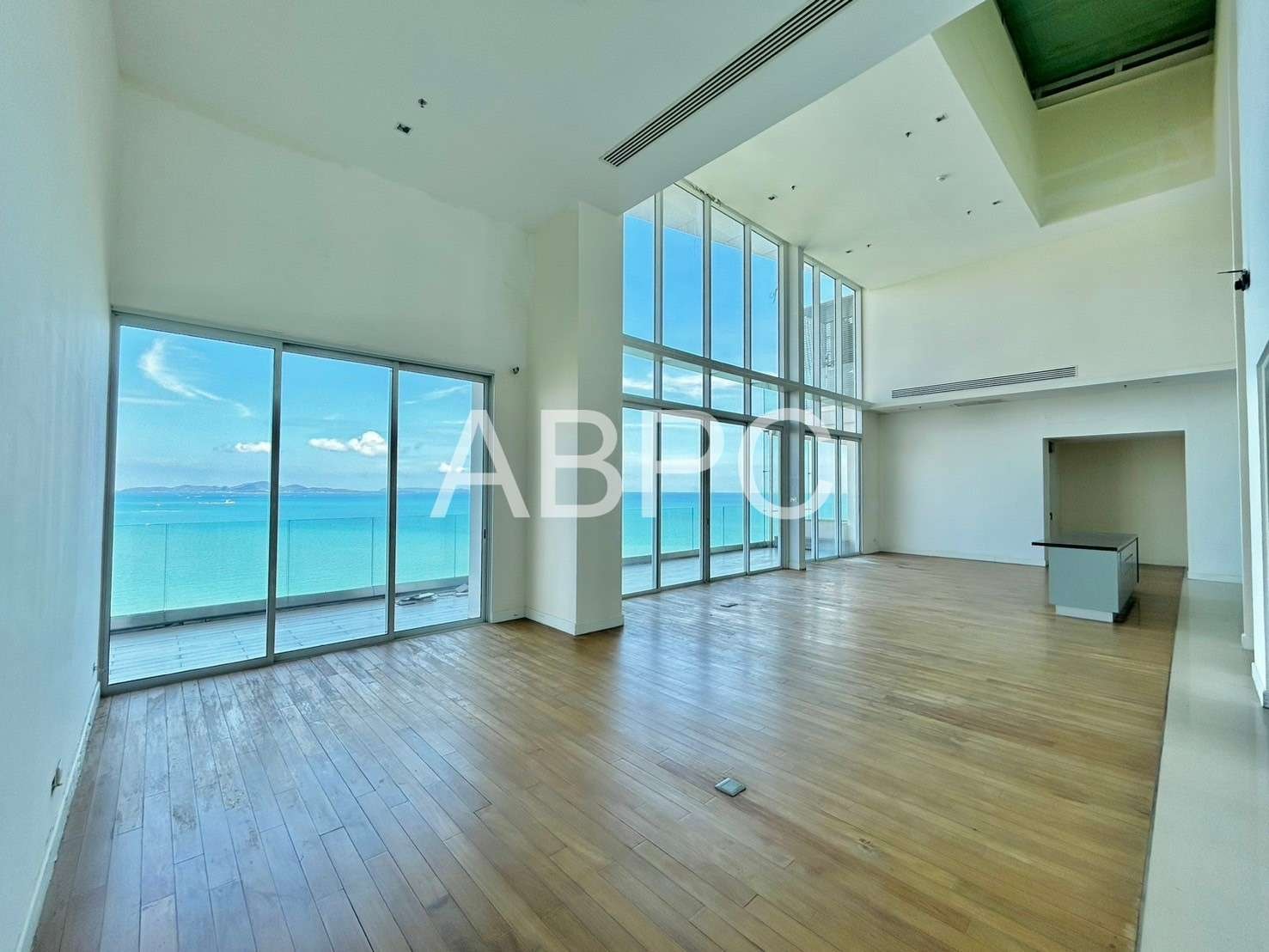Beachfront Penthouse In Wongamat For Sale photo 11