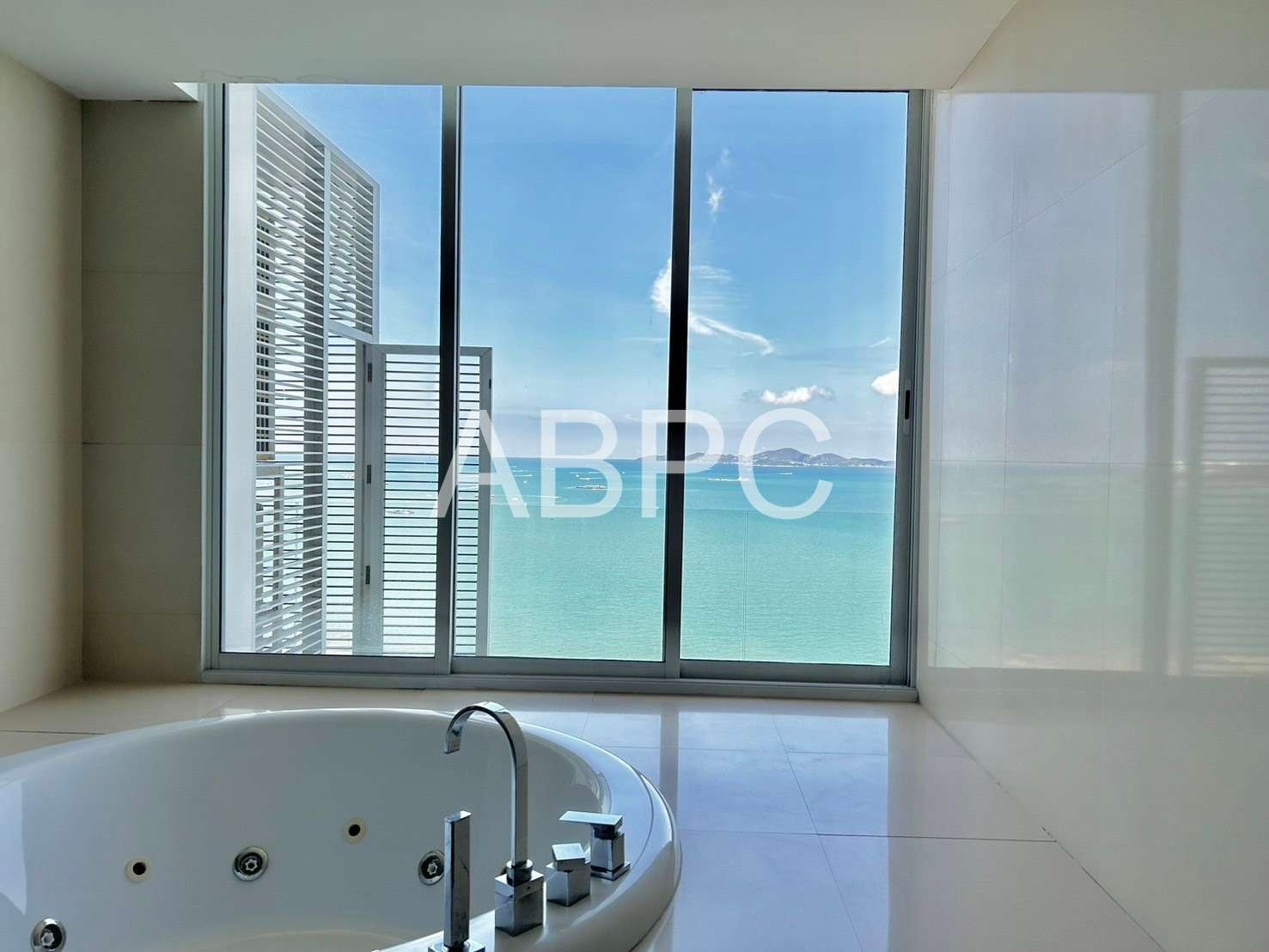 Beachfront Penthouse In Wongamat For Sale photo 7