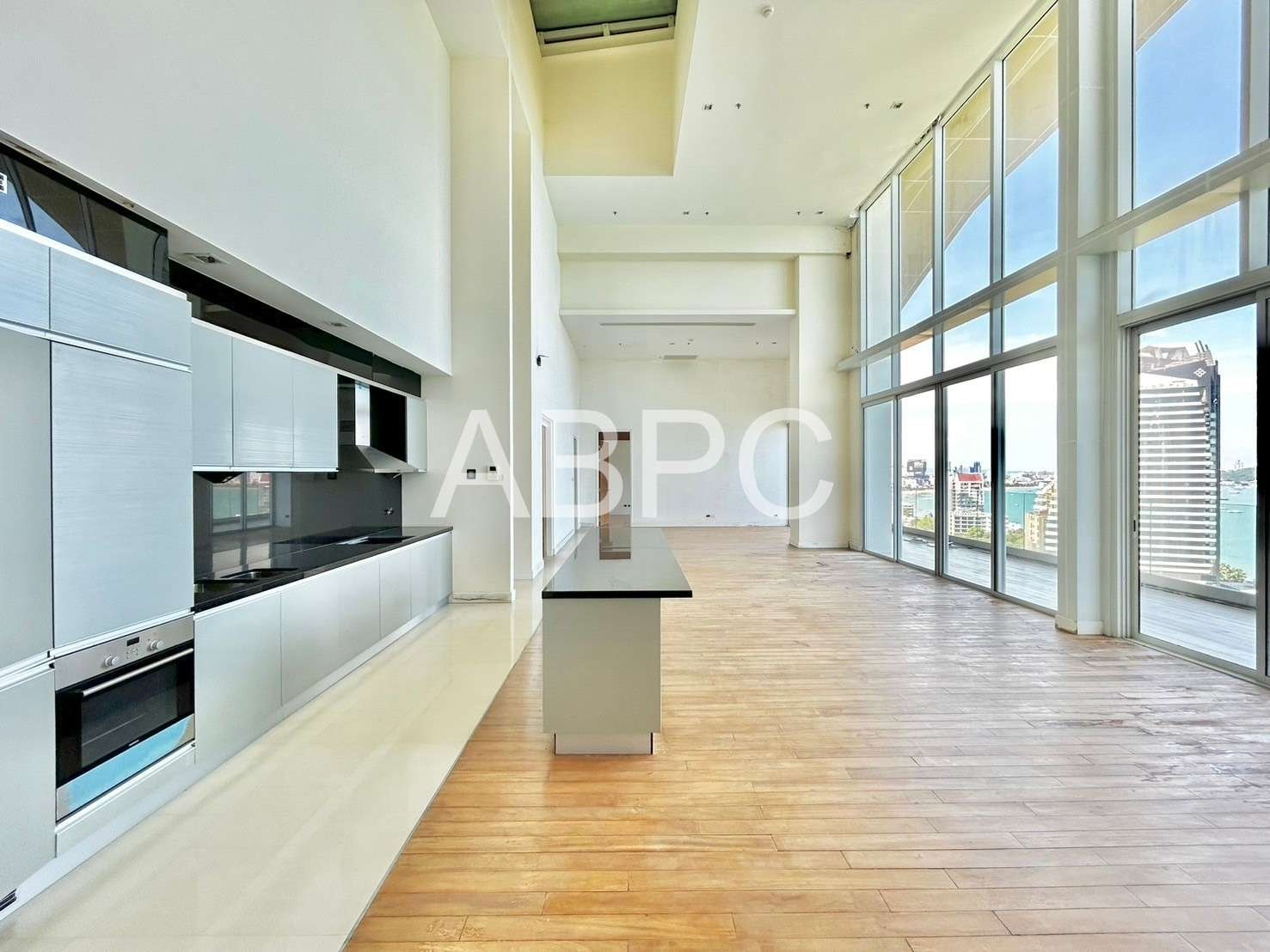 Beachfront Penthouse In Wongamat For Sale photo 14