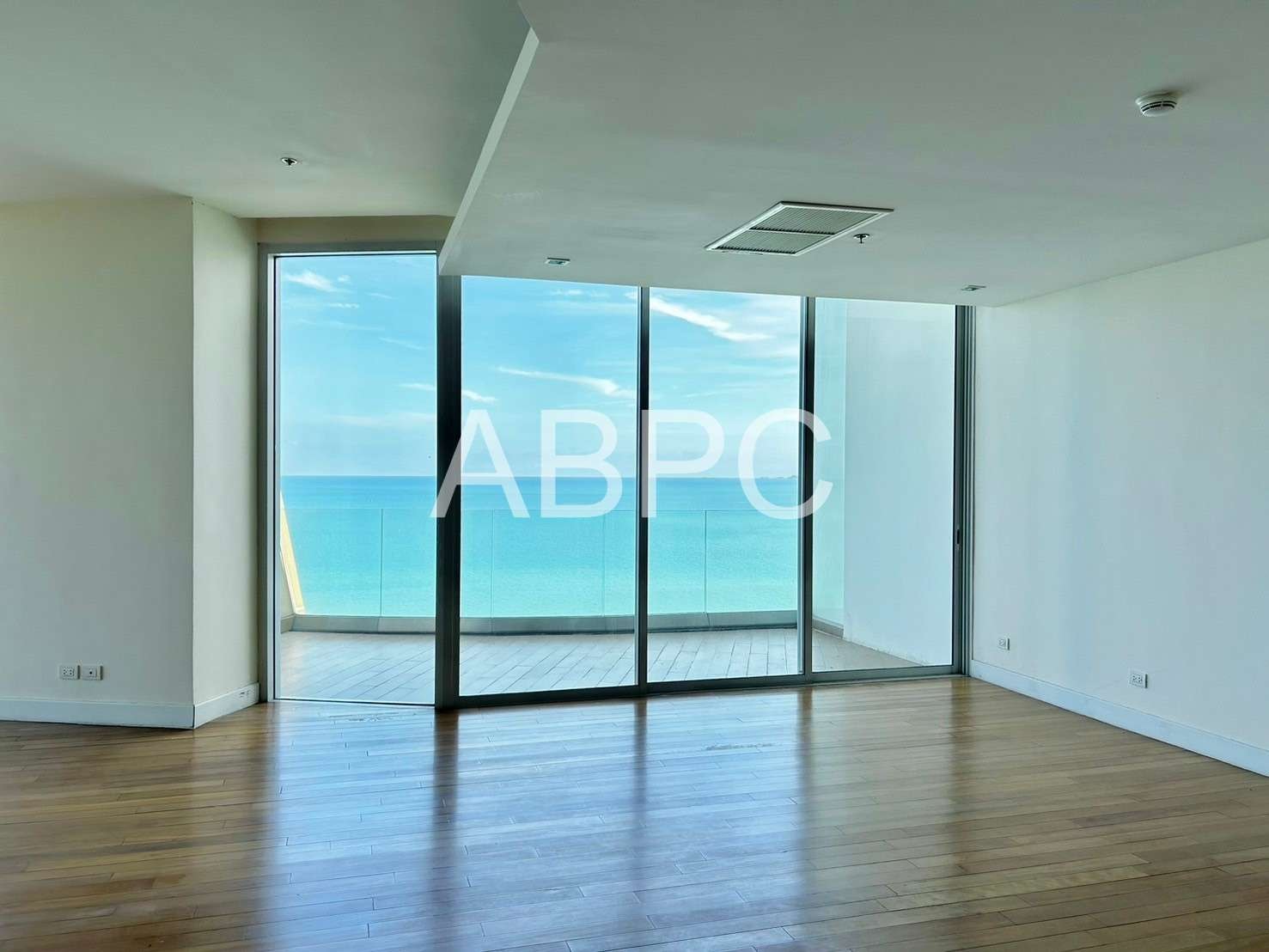 Beachfront Penthouse In Wongamat For Sale photo 3