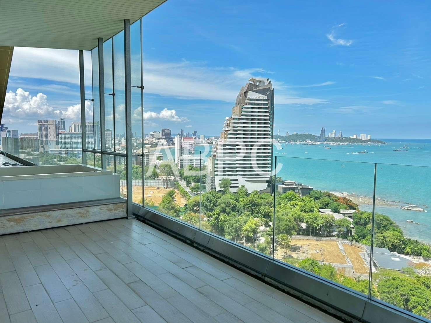 Beachfront Penthouse In Wongamat For Sale photo 10