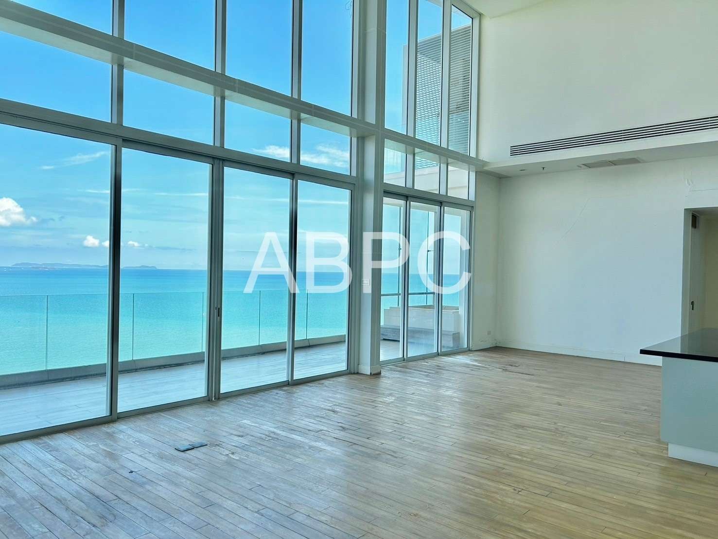 Beachfront Penthouse In Wongamat For Sale photo 5
