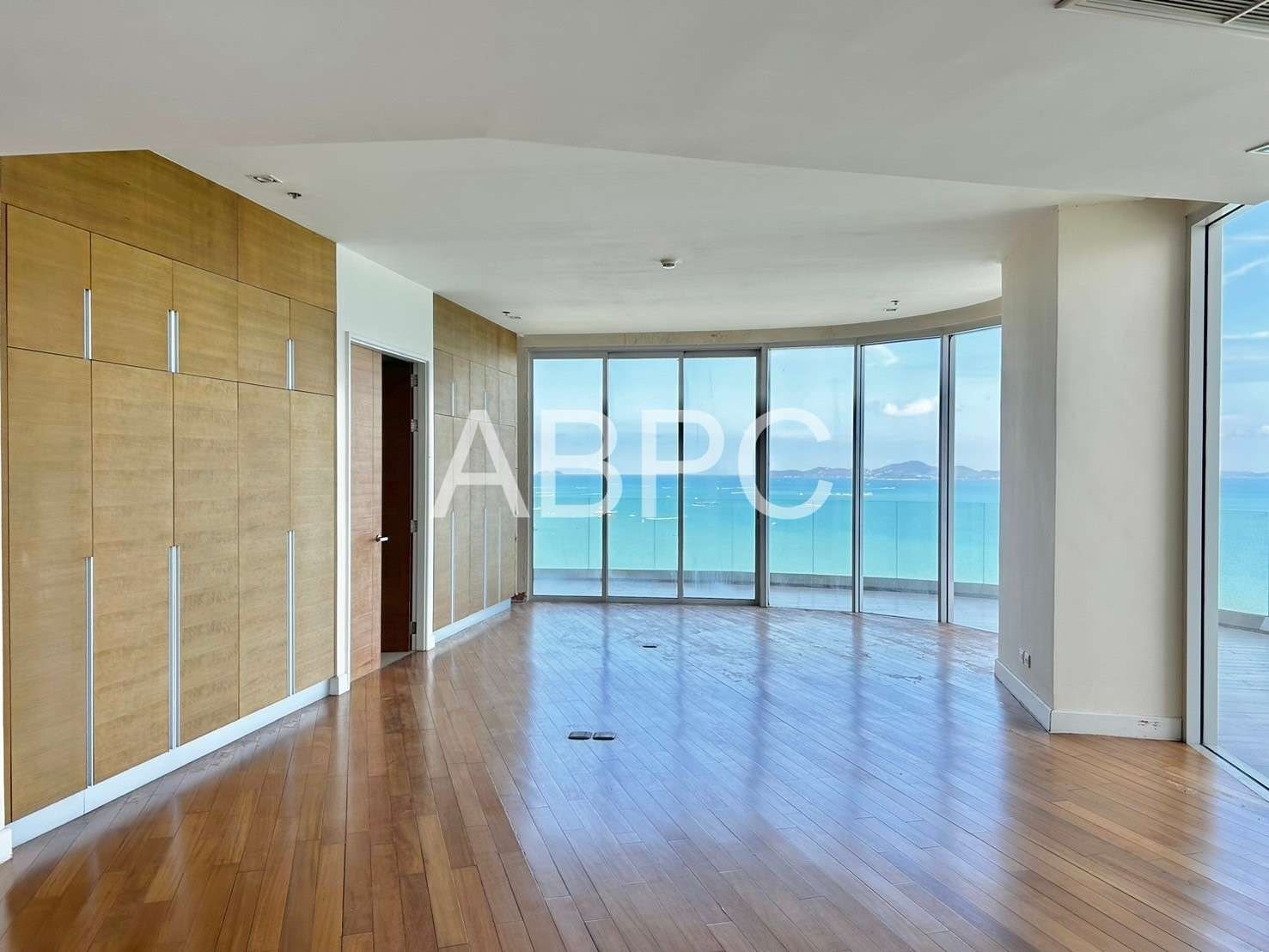 Beachfront Penthouse In Wongamat For Sale photo 8