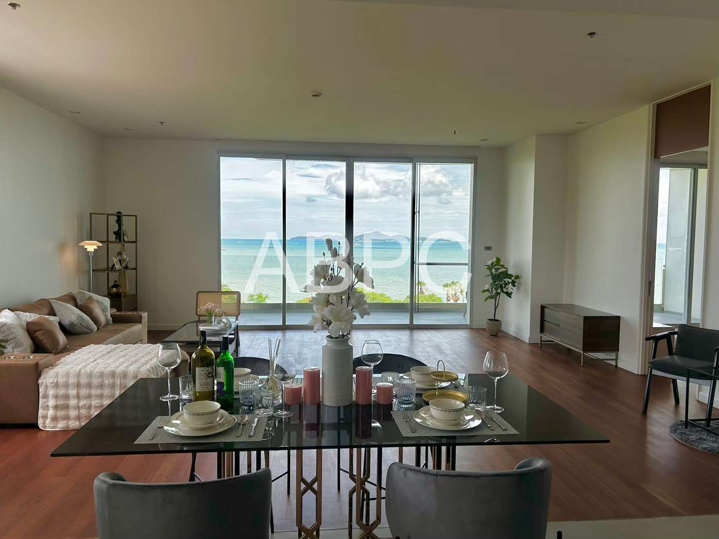 Beachfront Condo for Sale In Wongamat Beach photo 4