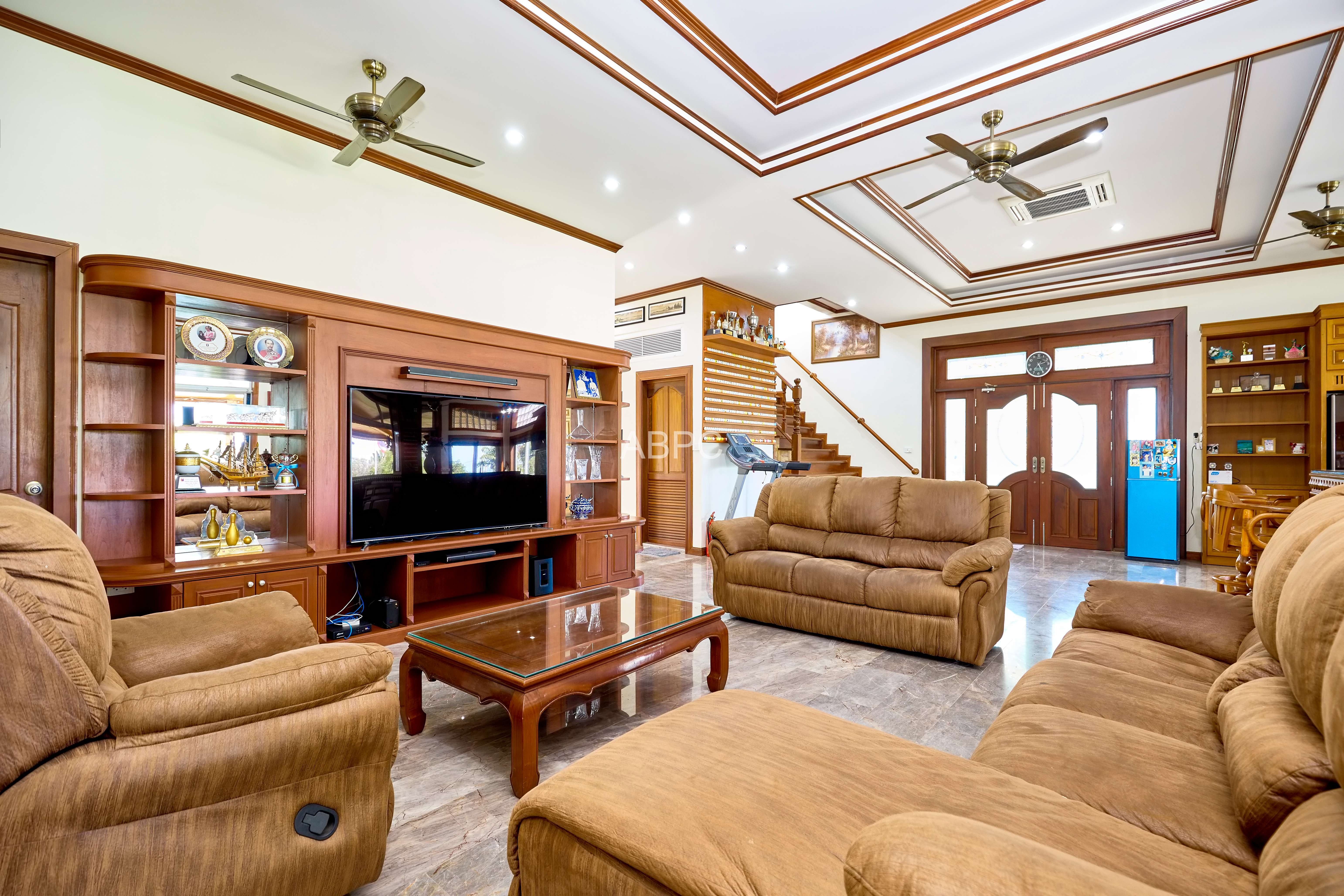 6 Bedrooms 7 Bathrooms in East pattaya photo 2
