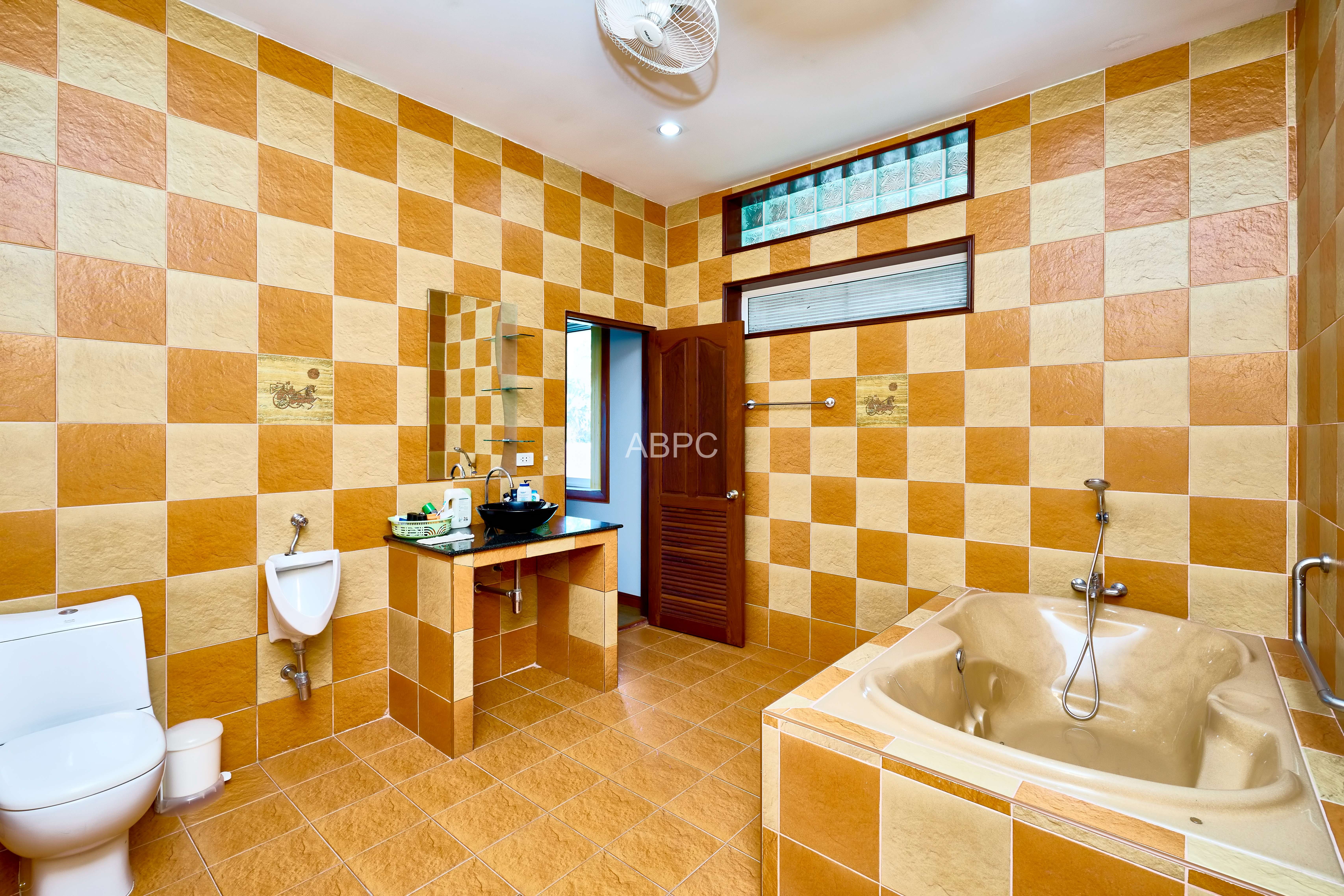 6 Bedrooms 7 Bathrooms in East pattaya photo 4