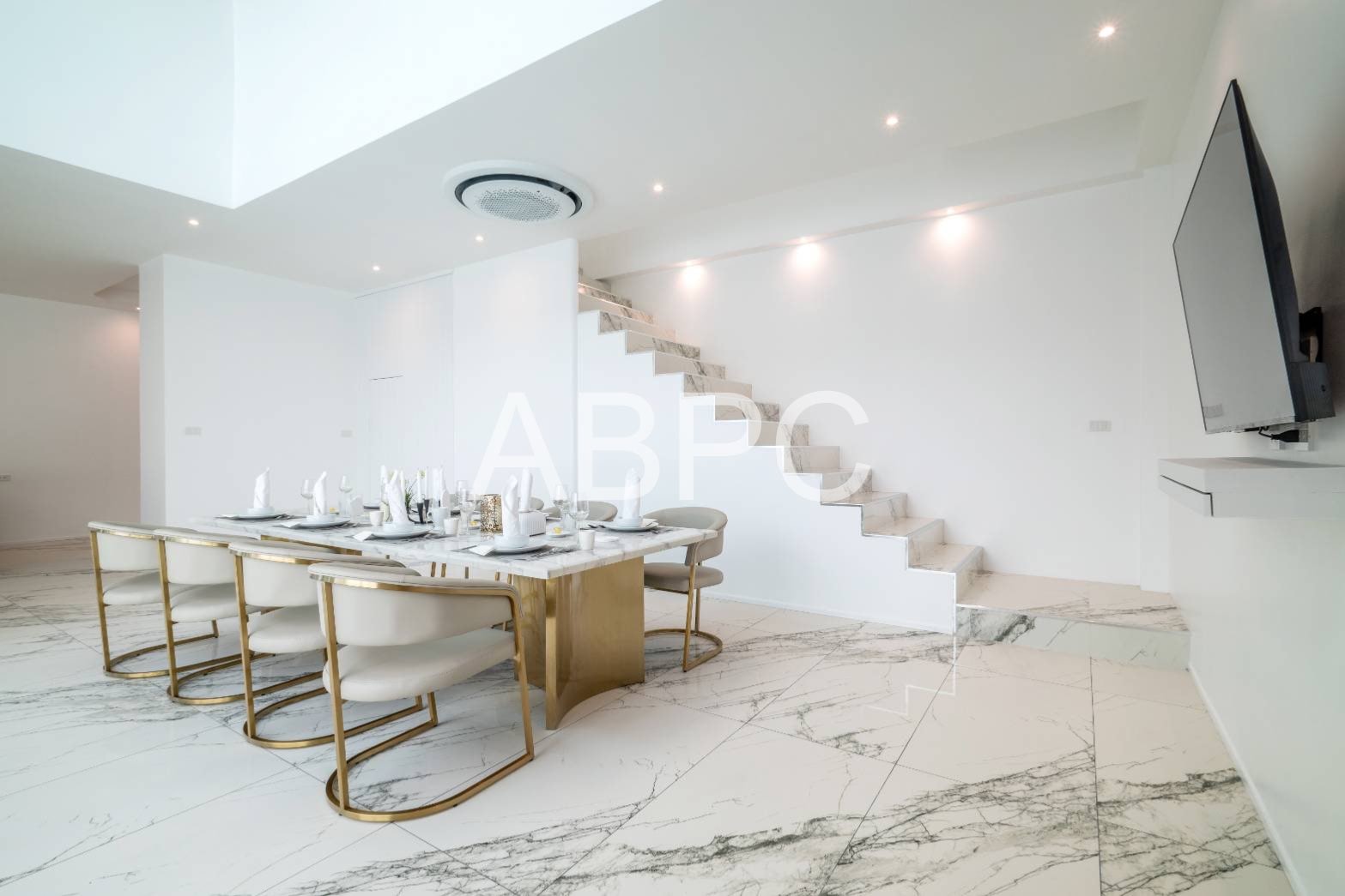 4 Bedrooms 5 Bathrooms in East Pattaya photo 13