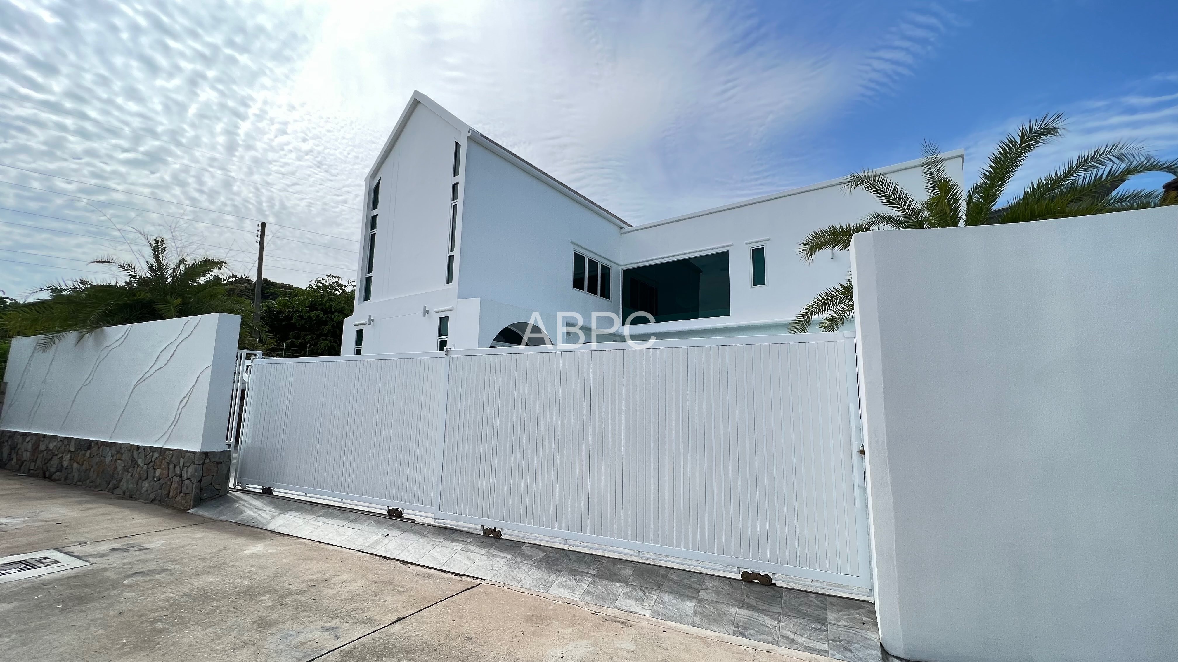 4 Bedrooms 5 Bathrooms in East Pattaya photo 11