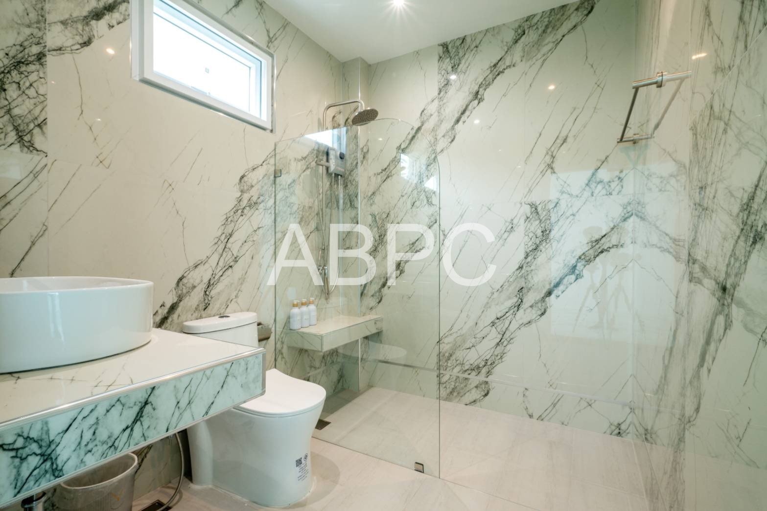 4 Bedrooms 5 Bathrooms in East Pattaya photo 12