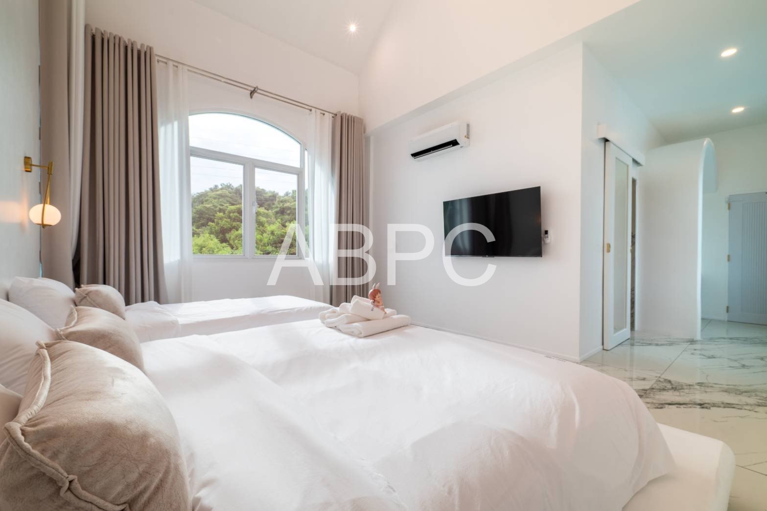 4 Bedrooms 5 Bathrooms in East Pattaya photo 3