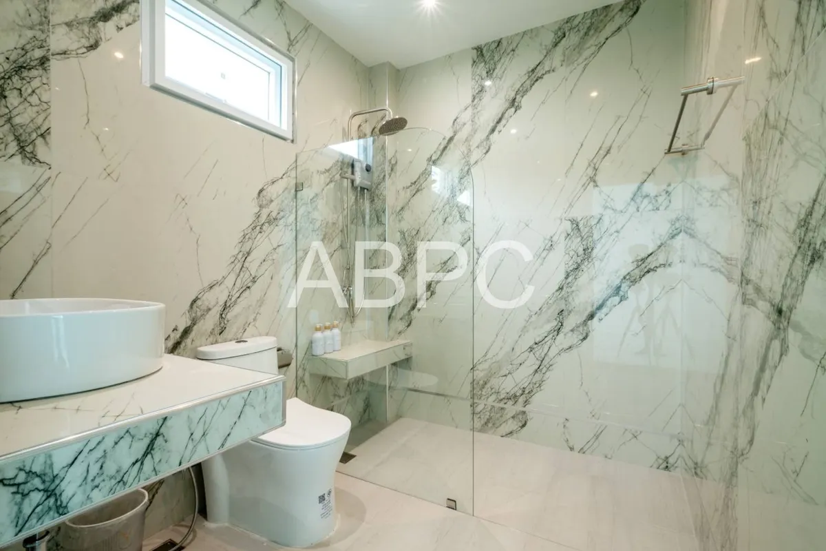 4 Bedrooms 5 Bathrooms in East Pattaya photo 12