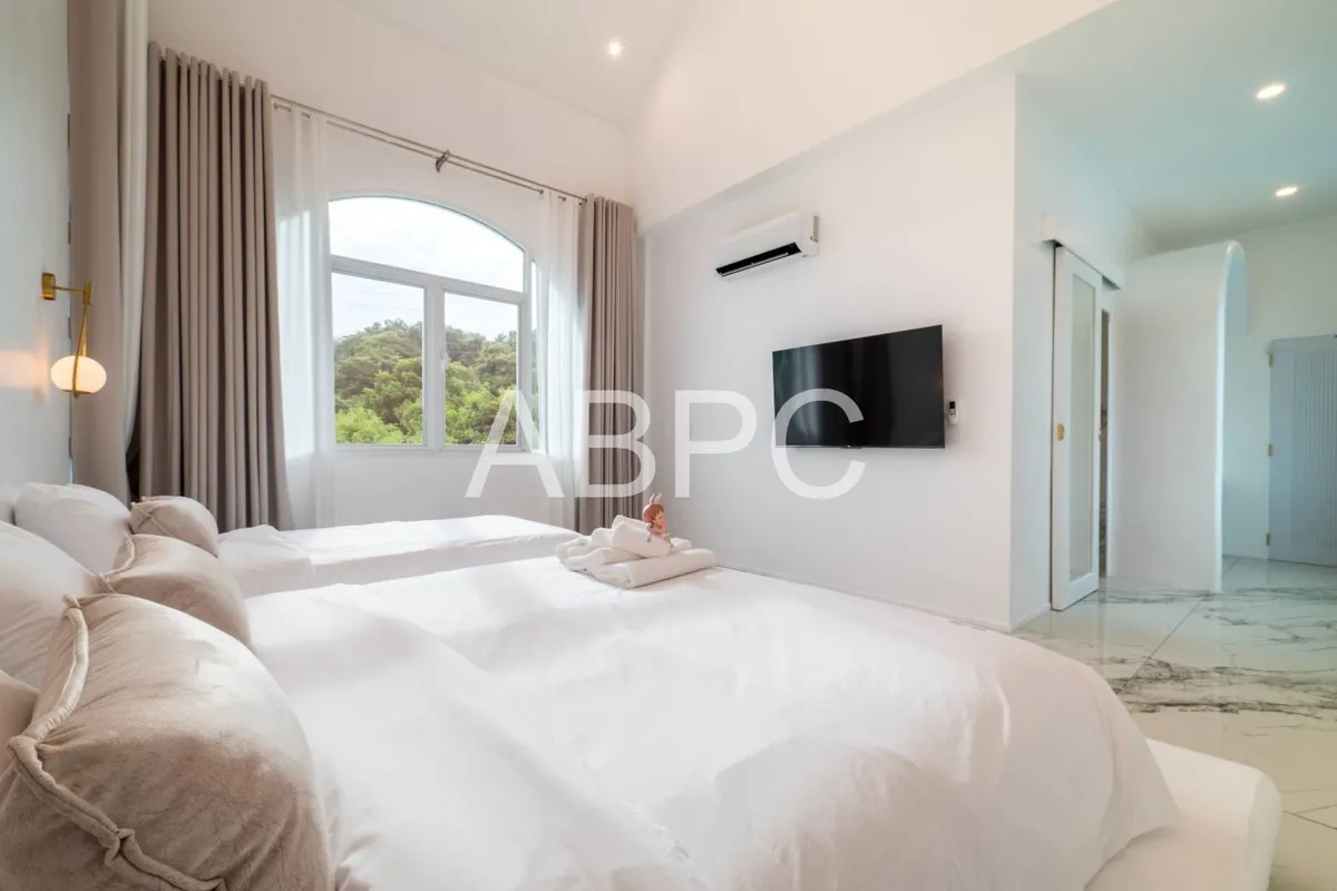 4 Bedrooms 5 Bathrooms in East Pattaya photo 3