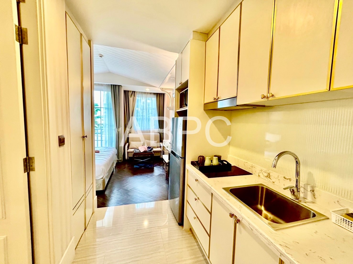 Beach Front Studio Condo For Rent photo 4