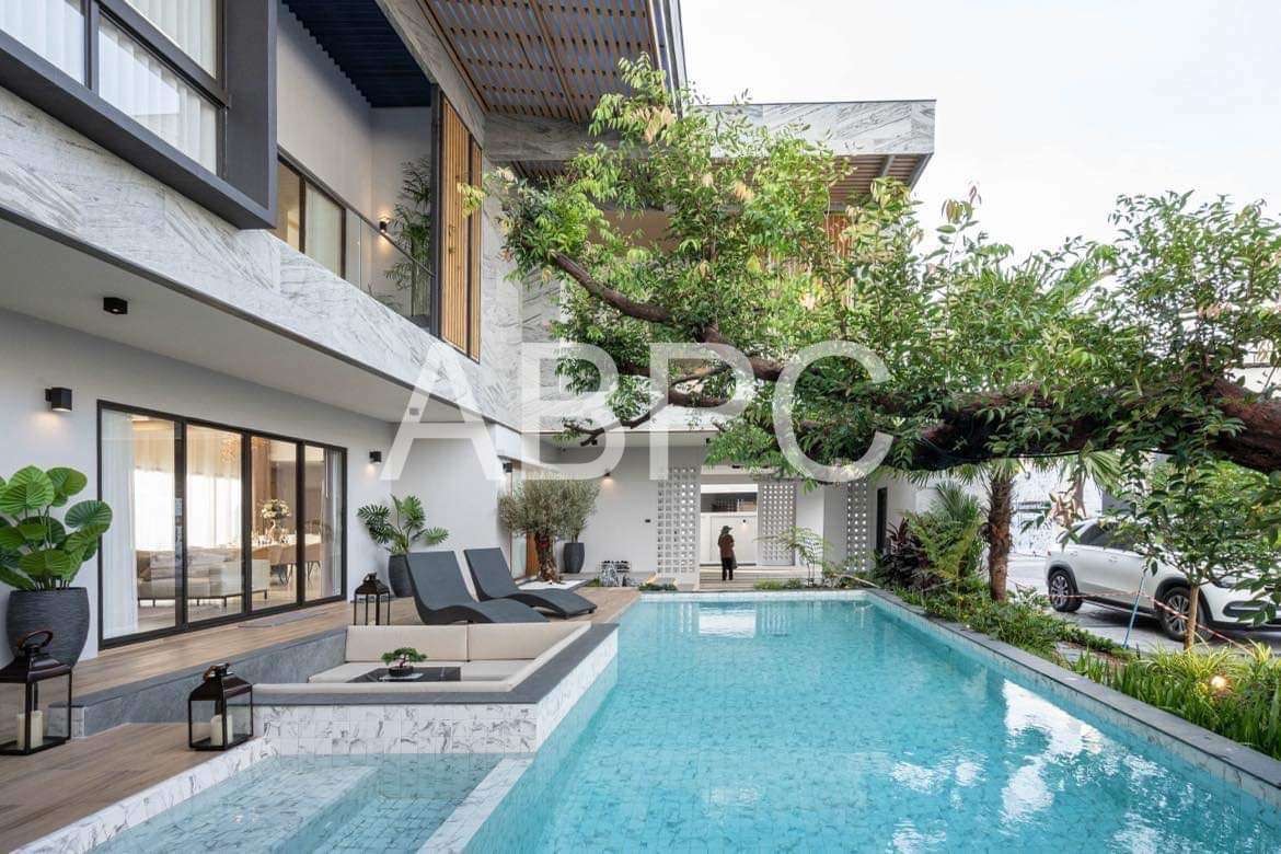 5 Bedrooms 8 Bathrooms in East pattaya