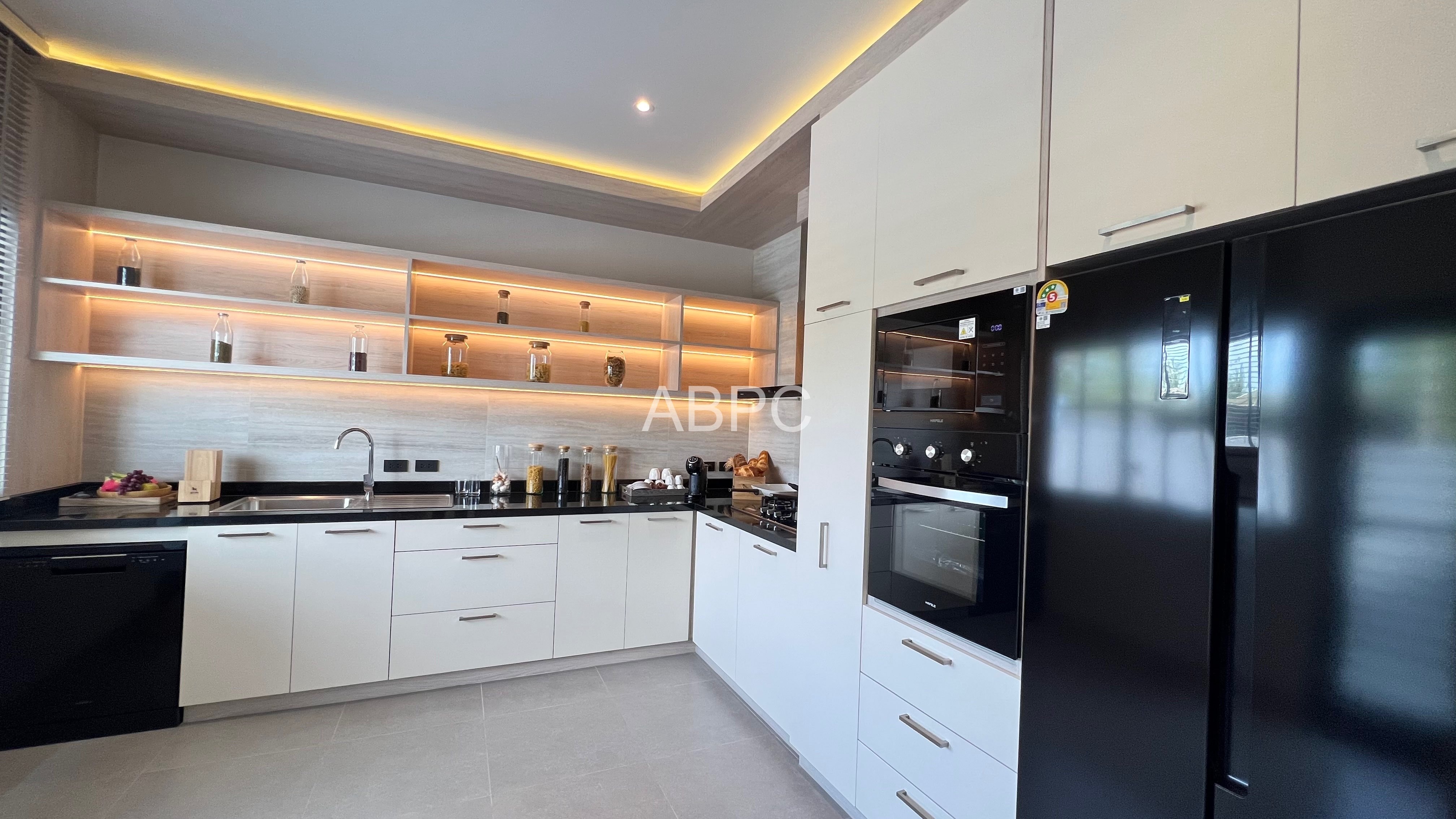 5 Bedrooms 8 Bathrooms in East pattaya photo 2