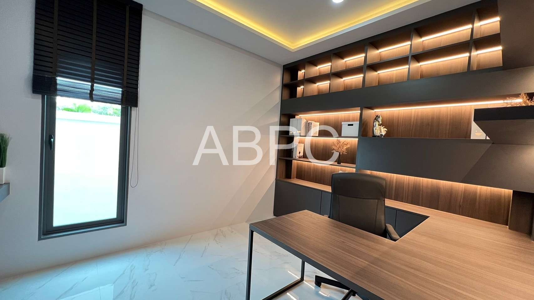 4 beds 4 bathrooms pool villa in East Pattaya photo 8