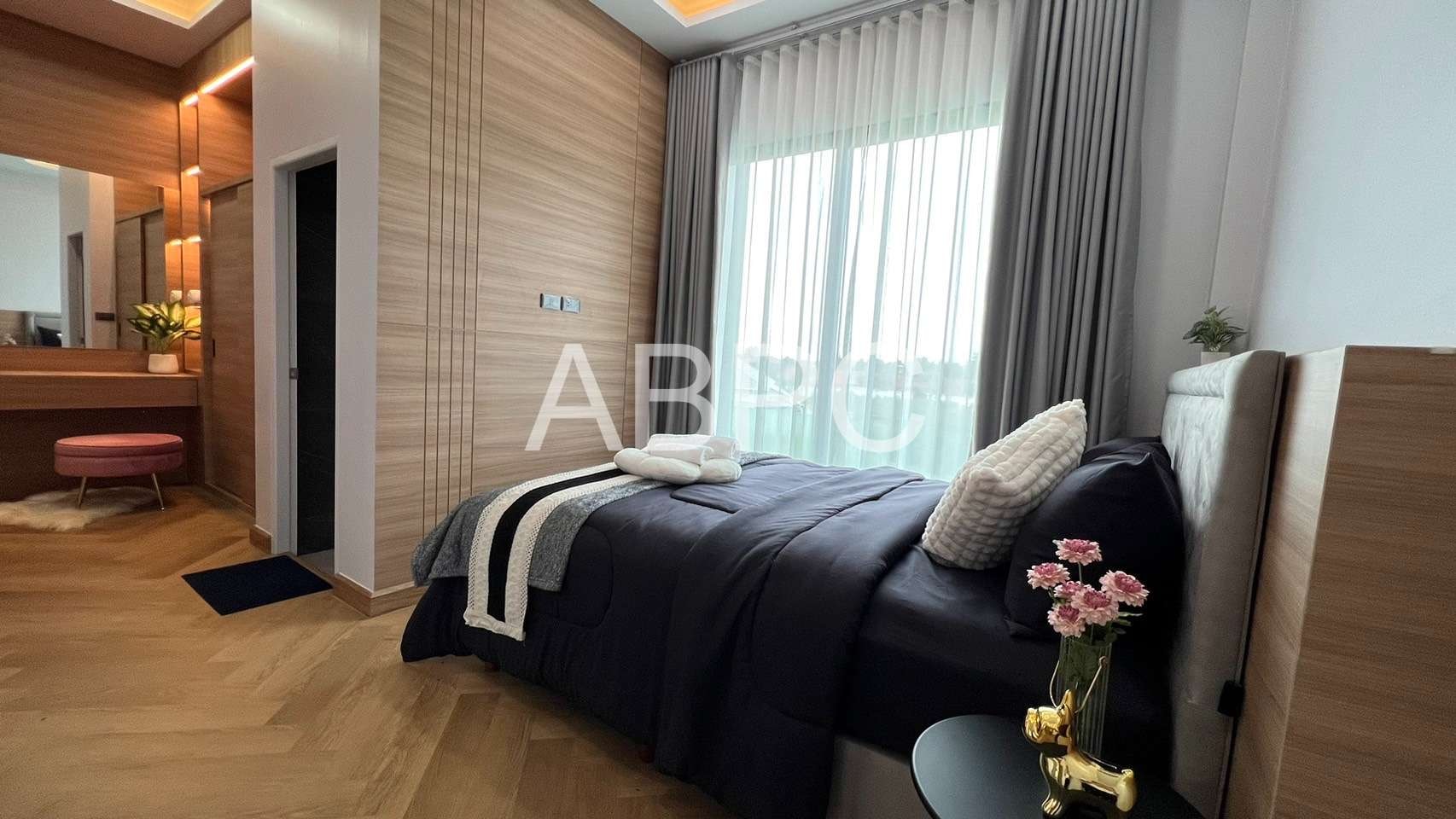 4 beds 4 bathrooms pool villa in East Pattaya photo 14