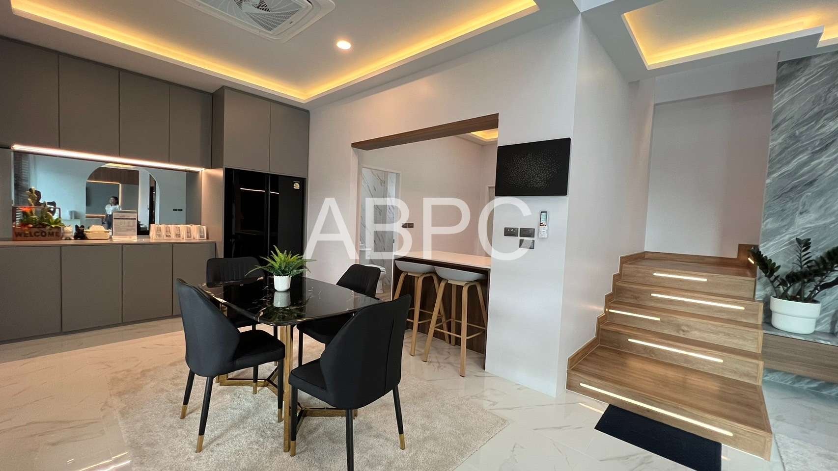 4 beds 4 bathrooms pool villa in East Pattaya photo 5