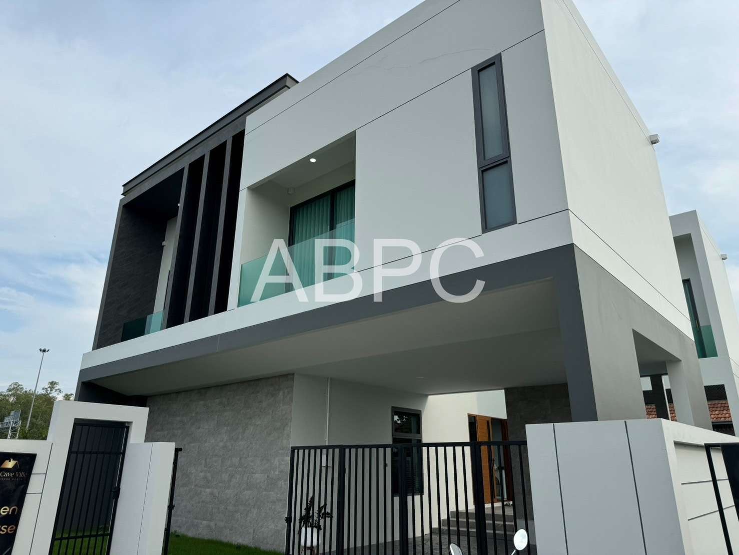 4 beds 4 bathrooms pool villa in East Pattaya