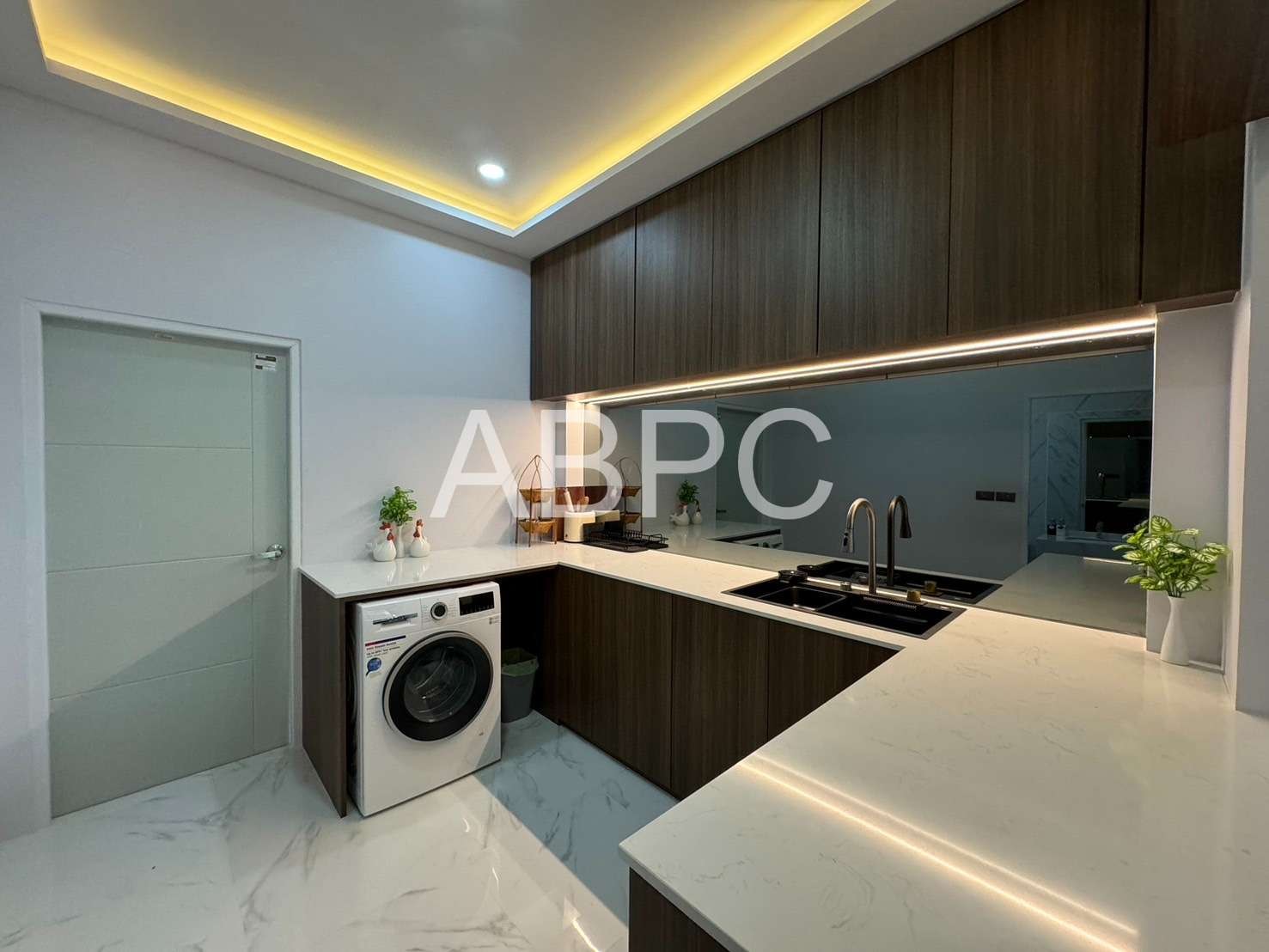 4 beds 4 bathrooms pool villa in East Pattaya photo 6