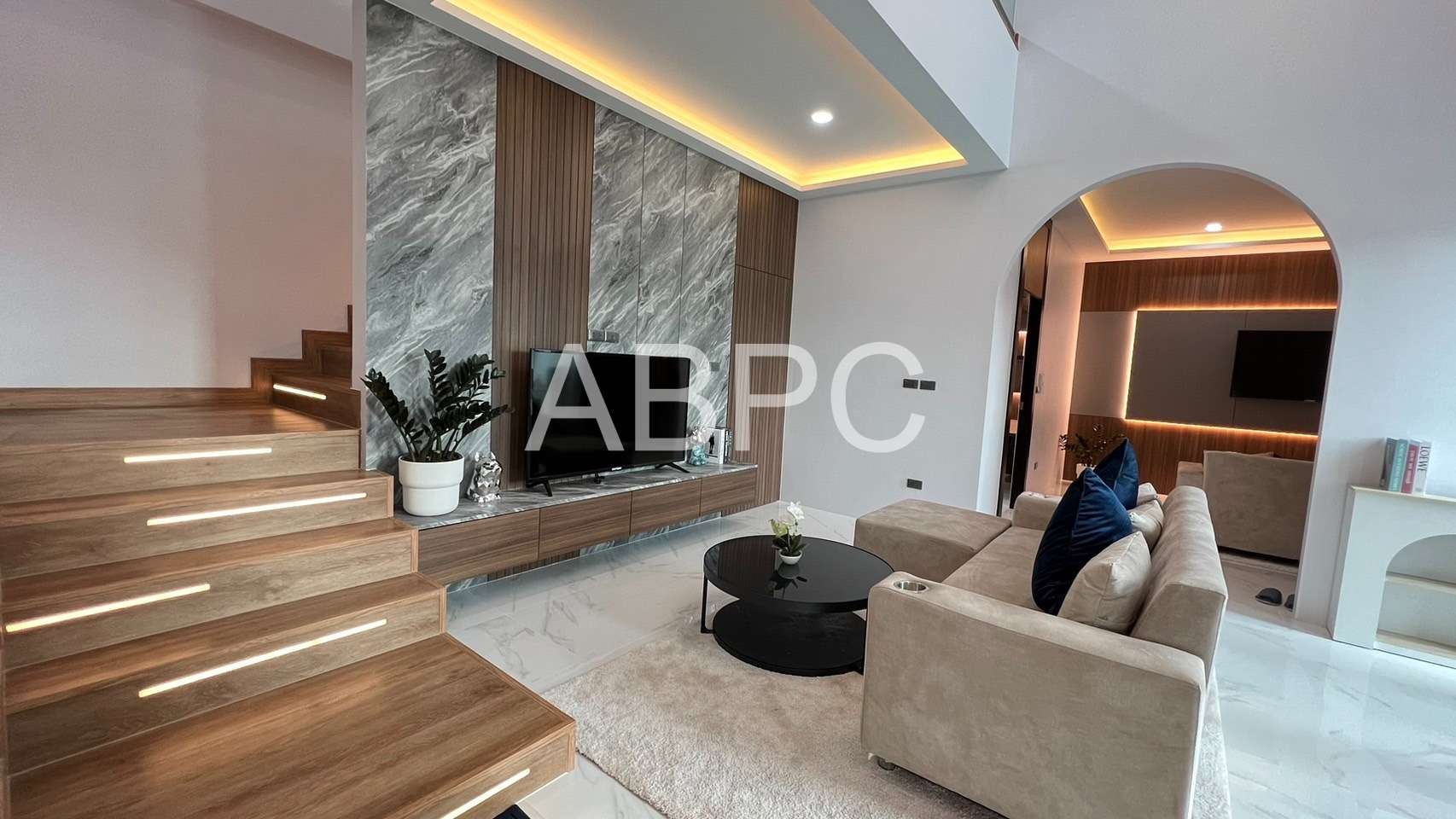 4 beds 4 bathrooms pool villa in East Pattaya photo 3
