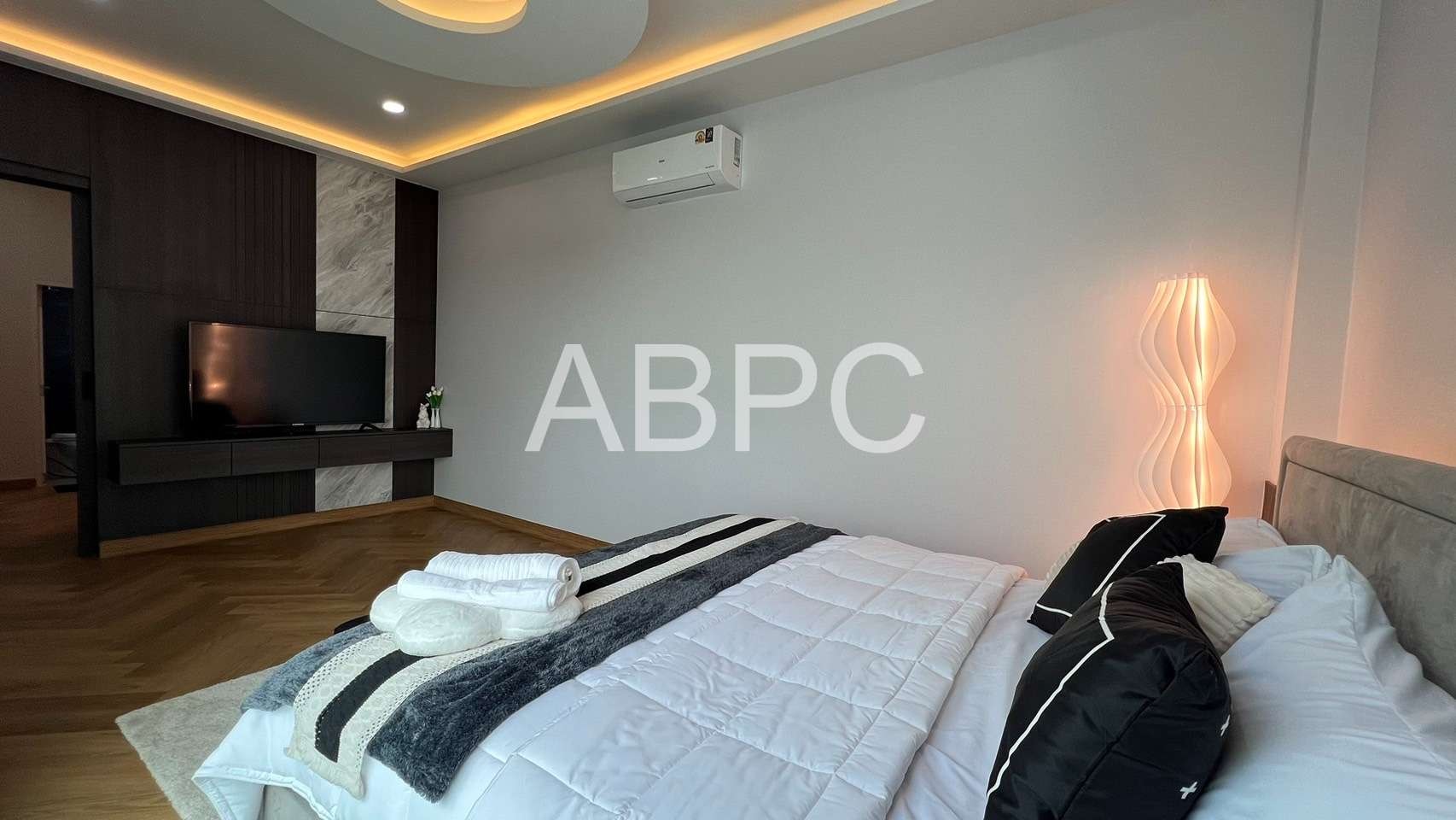 4 beds 4 bathrooms pool villa in East Pattaya photo 10