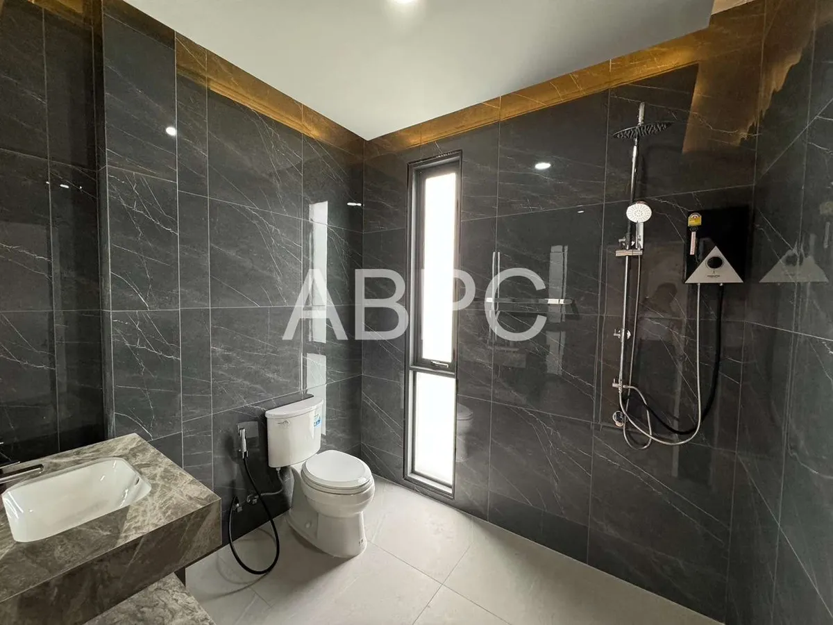 4 beds 4 bathrooms pool villa in East Pattaya photo 13