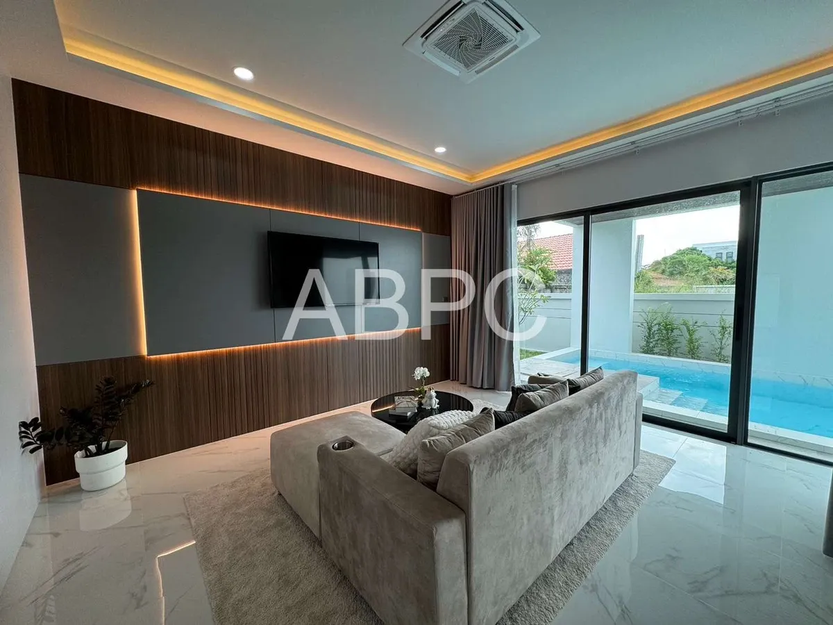 4 beds 4 bathrooms pool villa in East Pattaya photo 4