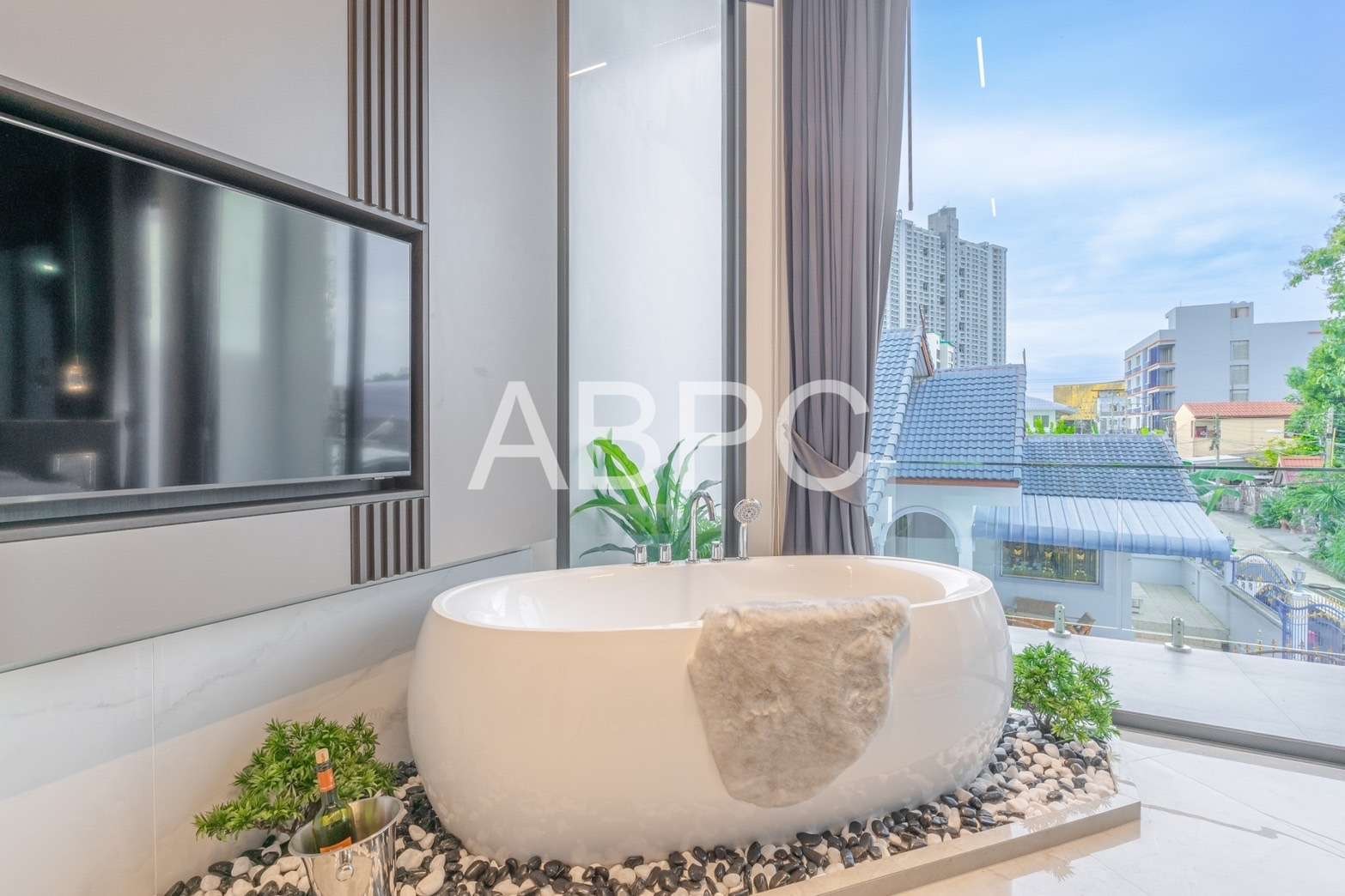 5 bedroom Pool Villa Near Theppasit Road photo 3