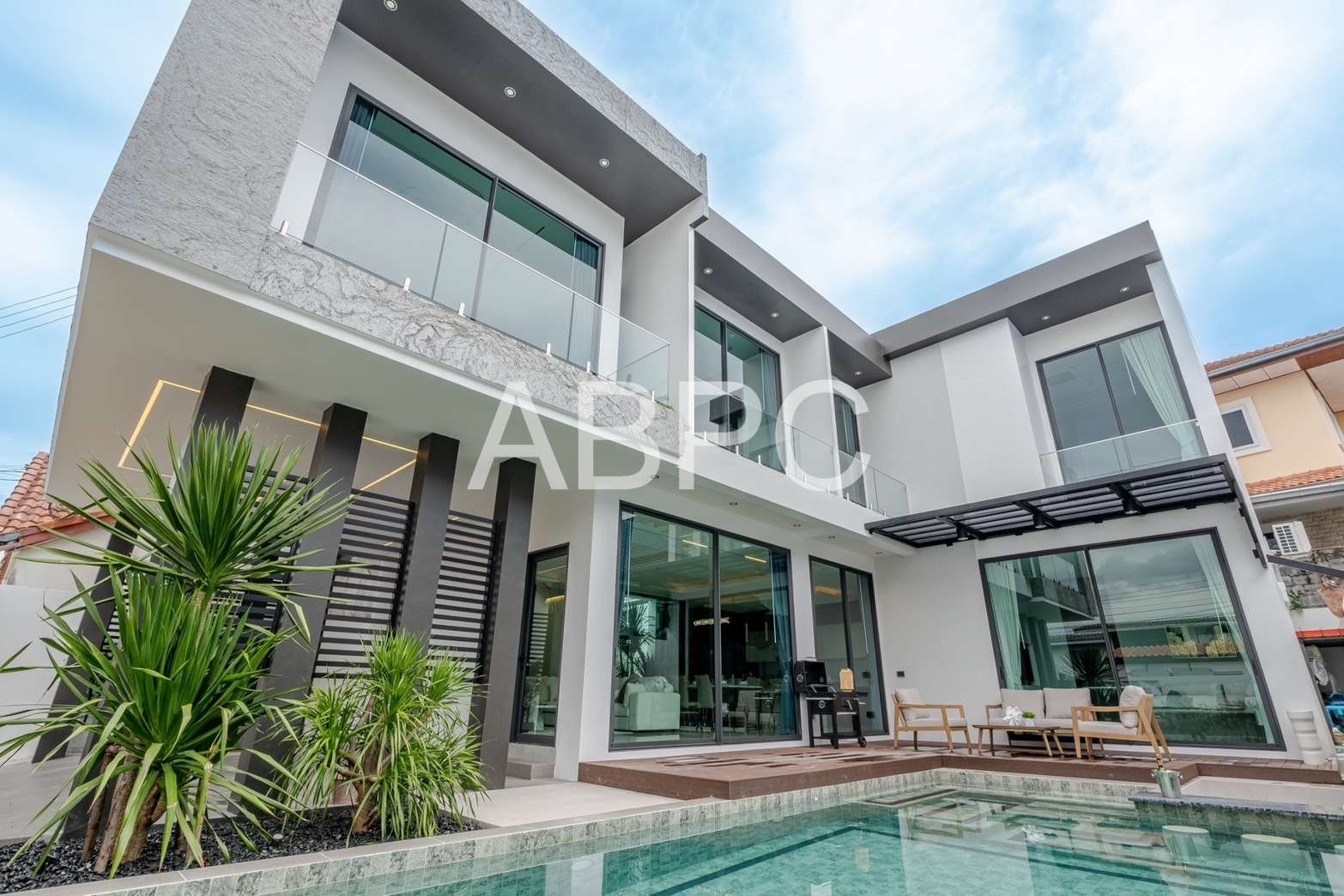 5 bedroom Pool Villa Near Theppasit Road