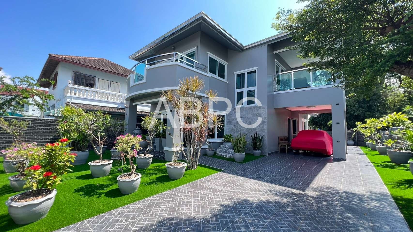 Luxury Pool Villa Compound for Sale in East Pattaya | 9 Bedrooms | Prime Investment photo 15