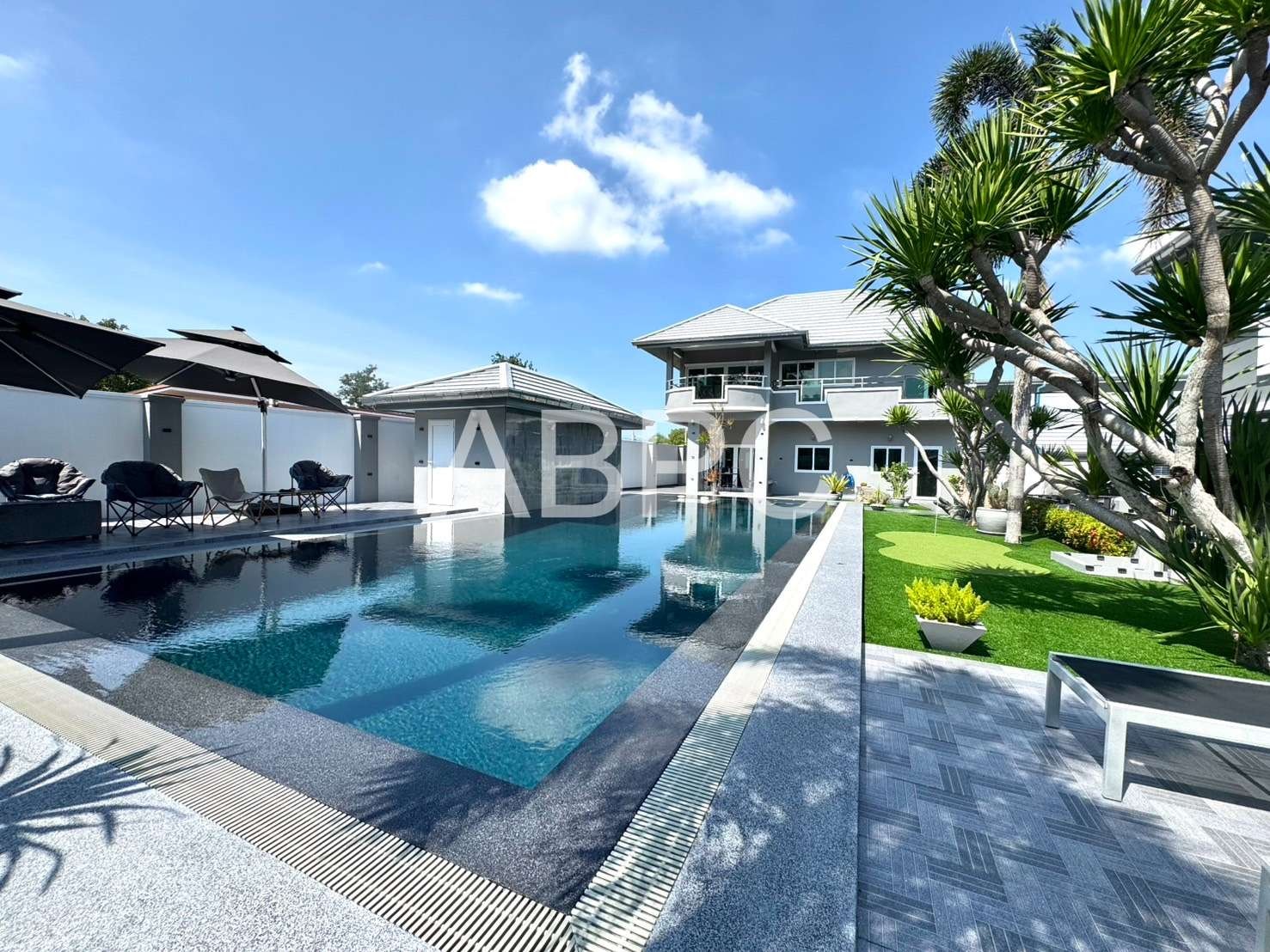 Luxury Pool Villa Compound for Sale in East Pattaya | 9 Bedrooms | Prime Investment photo 16