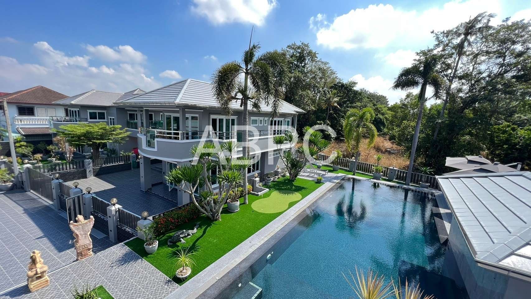 Luxury Pool Villa Compound for Sale in East Pattaya | 9 Bedrooms | Prime Investment photo 17