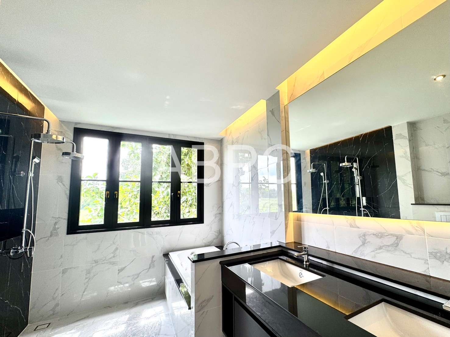 5 Bedrooms 7 Bathrooms in East Pattaya photo 9