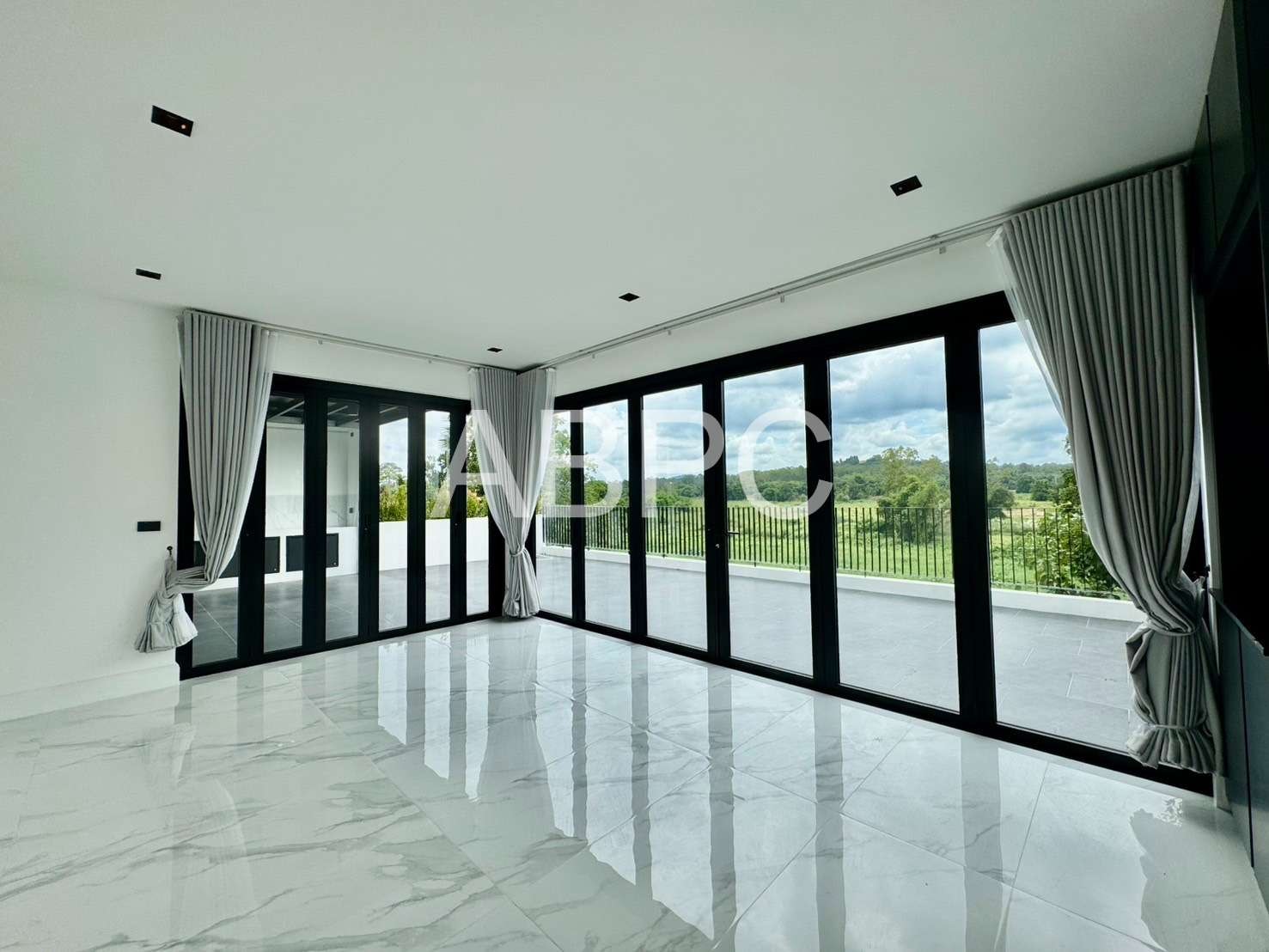 5 Bedrooms 7 Bathrooms in East Pattaya photo 21