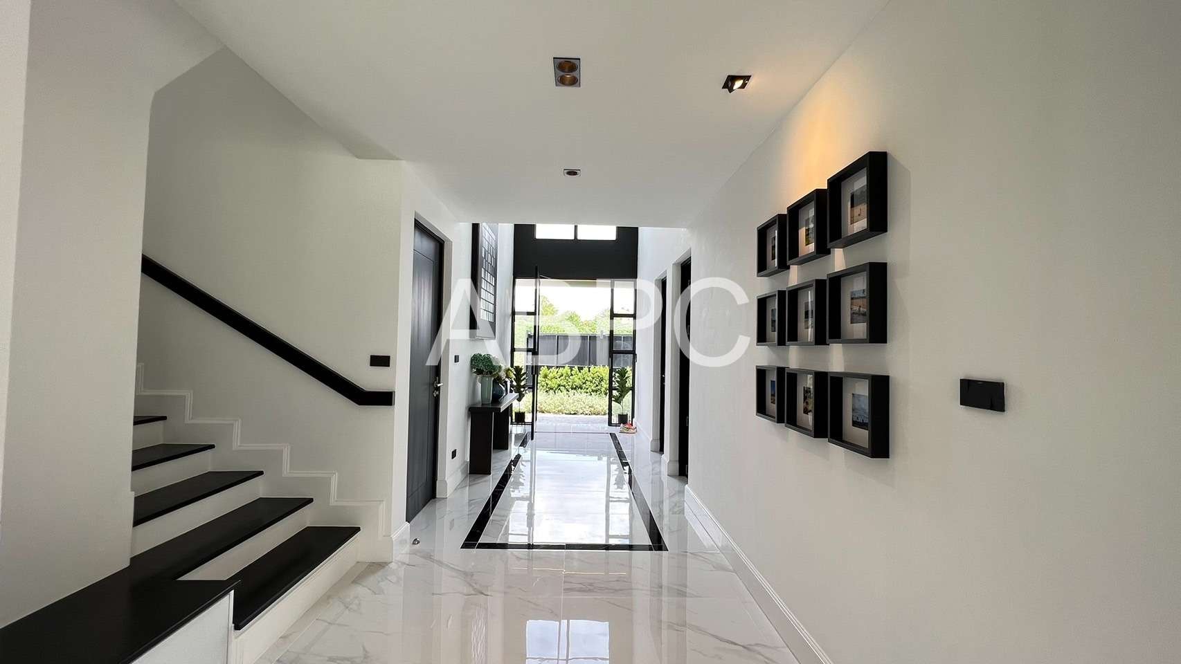 5 Bedrooms 7 Bathrooms in East Pattaya photo 17