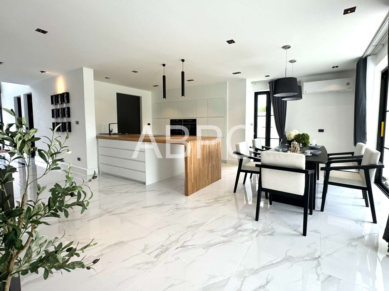 5 Bedrooms 7 Bathrooms in East Pattaya photo 13