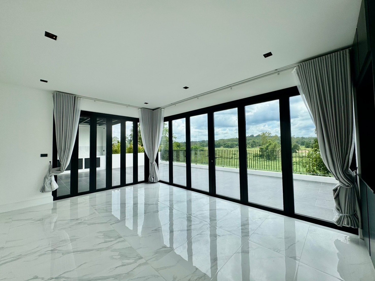 5 Bedrooms 7 Bathrooms in East Pattaya photo 32