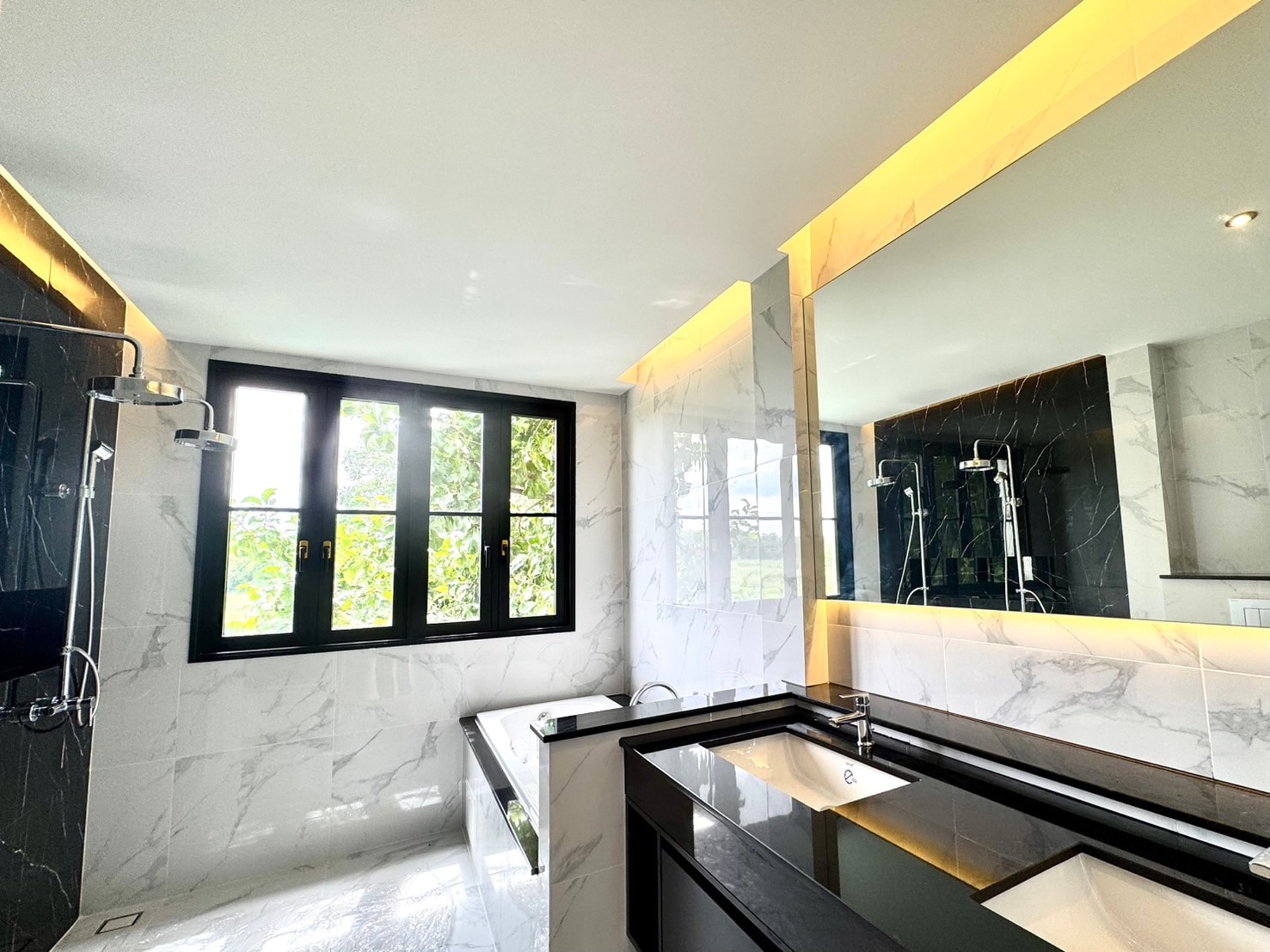 5 Bedrooms 7 Bathrooms in East Pattaya photo 39
