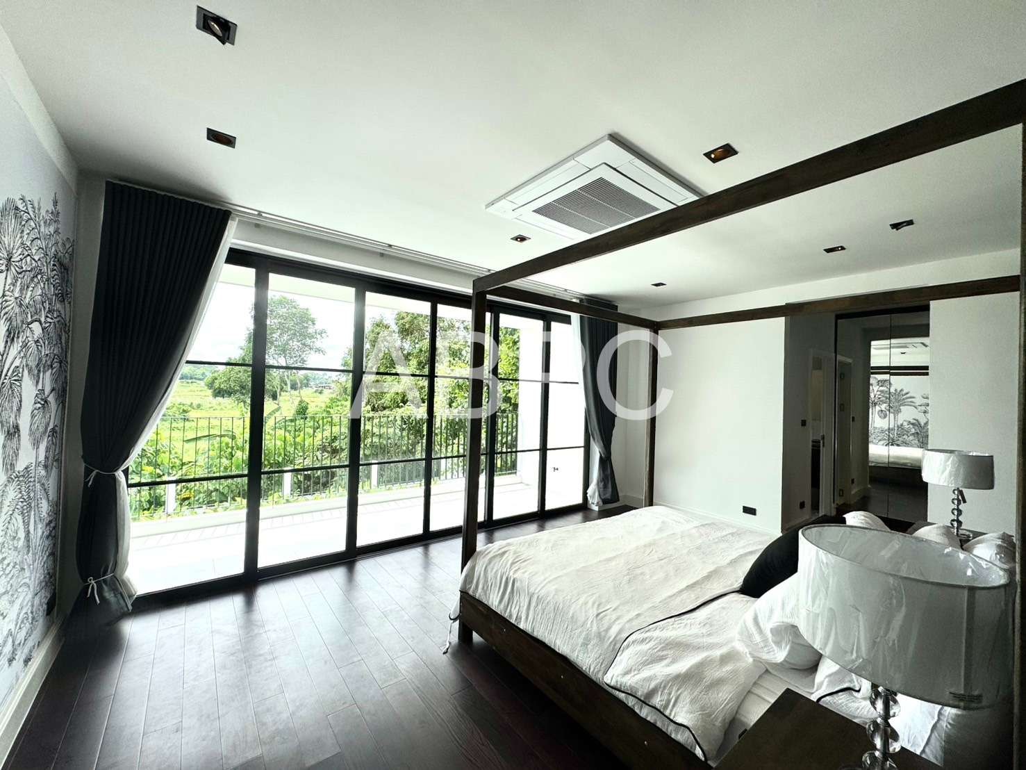5 Bedrooms 7 Bathrooms in East Pattaya photo 8