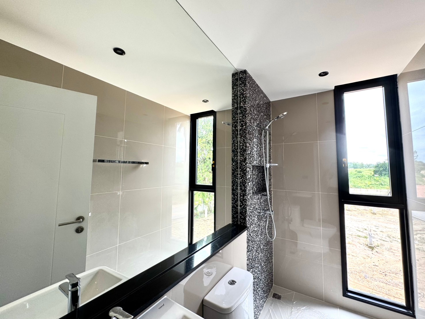 5 Bedrooms 7 Bathrooms in East Pattaya photo 37