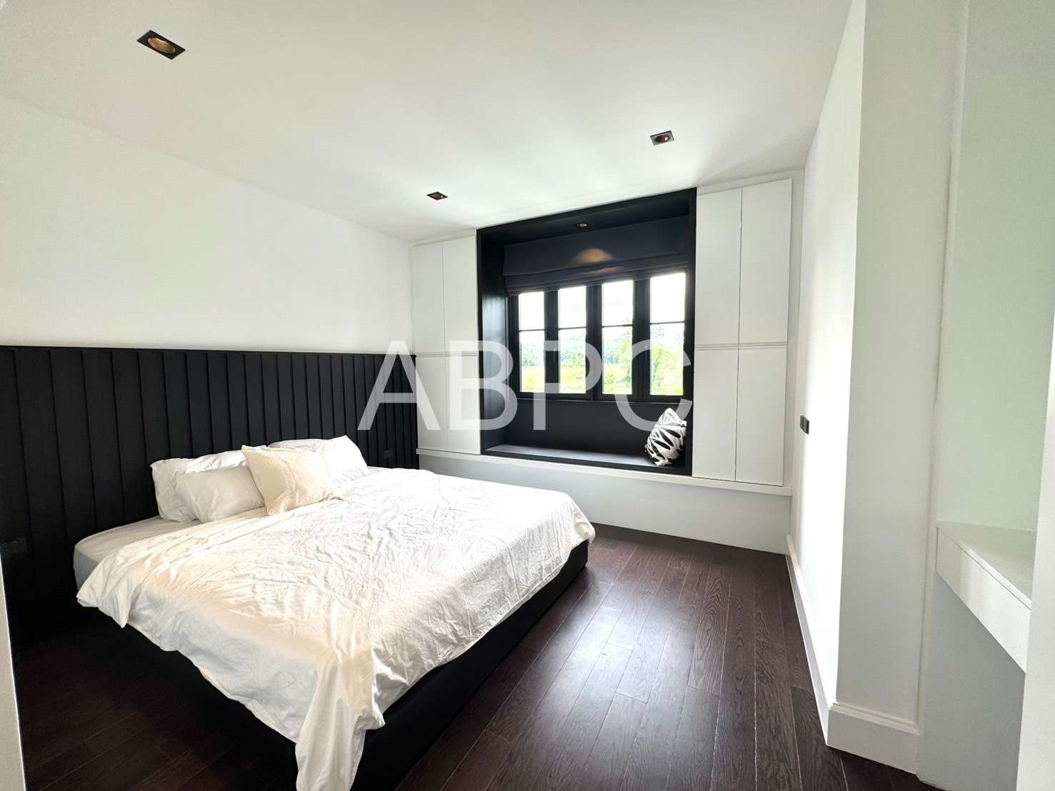 5 Bedrooms 7 Bathrooms in East Pattaya photo 12