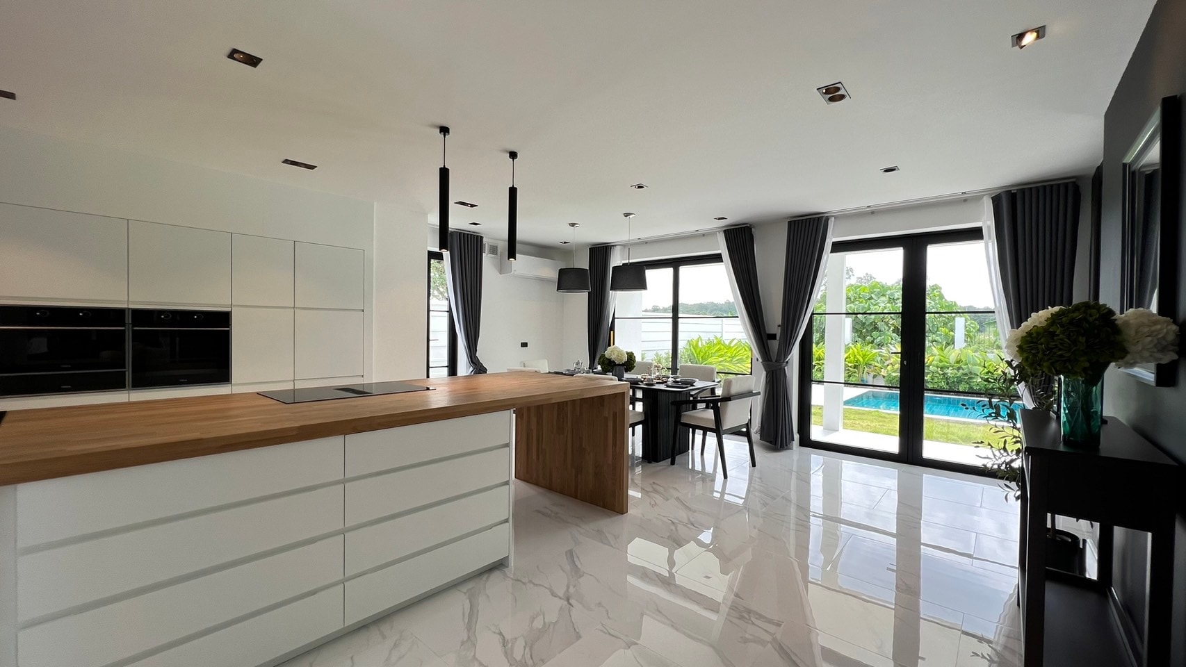 5 Bedrooms 7 Bathrooms in East Pattaya photo 26