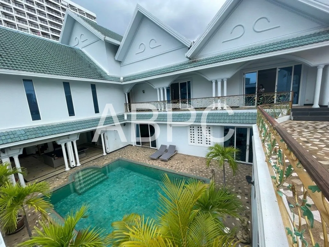 5 Bedrooms 6 Bathrooms in Jomtien