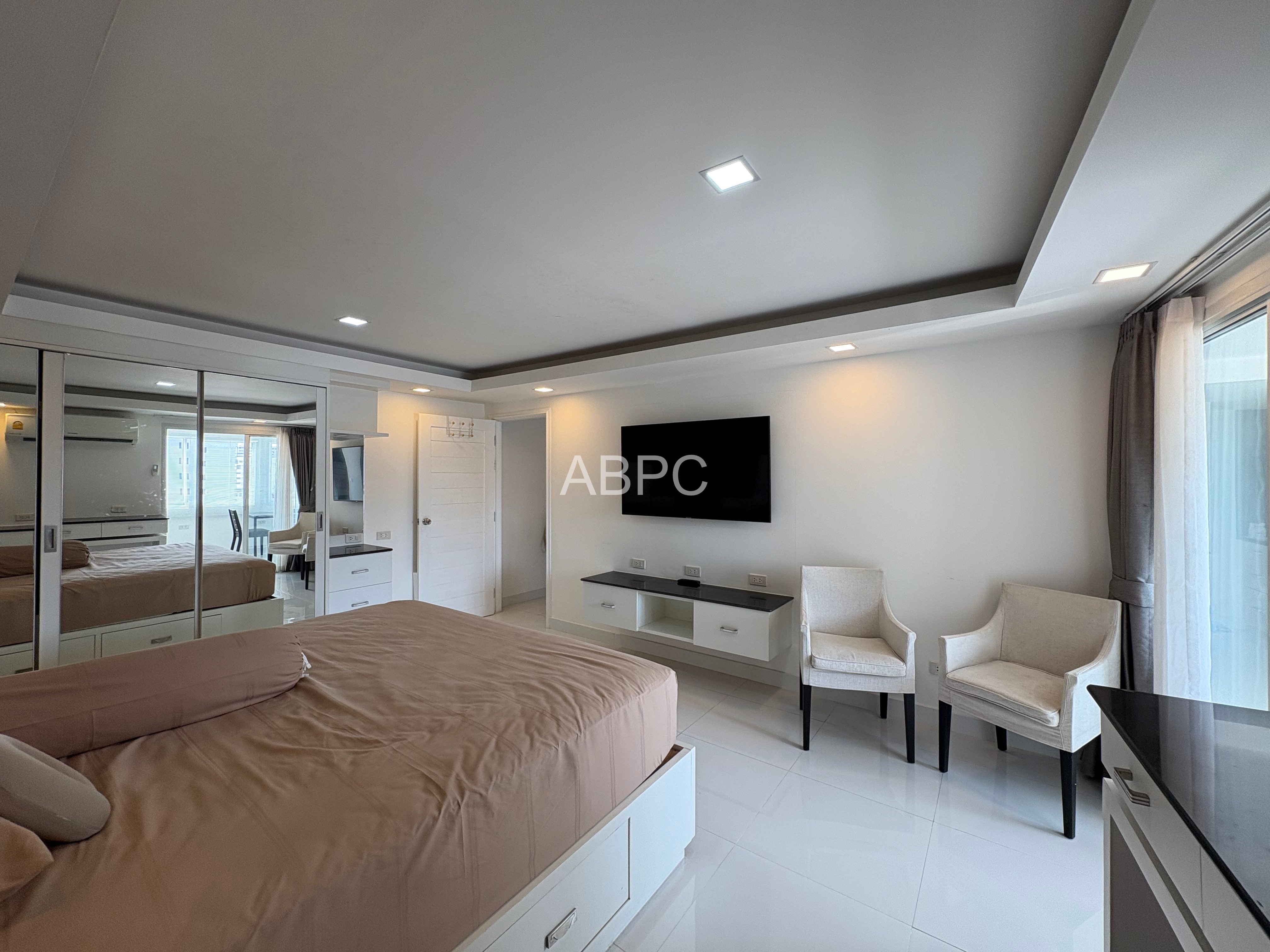 Large 1 Bed - 1 Bath Condo in Central Pattaya photo 4