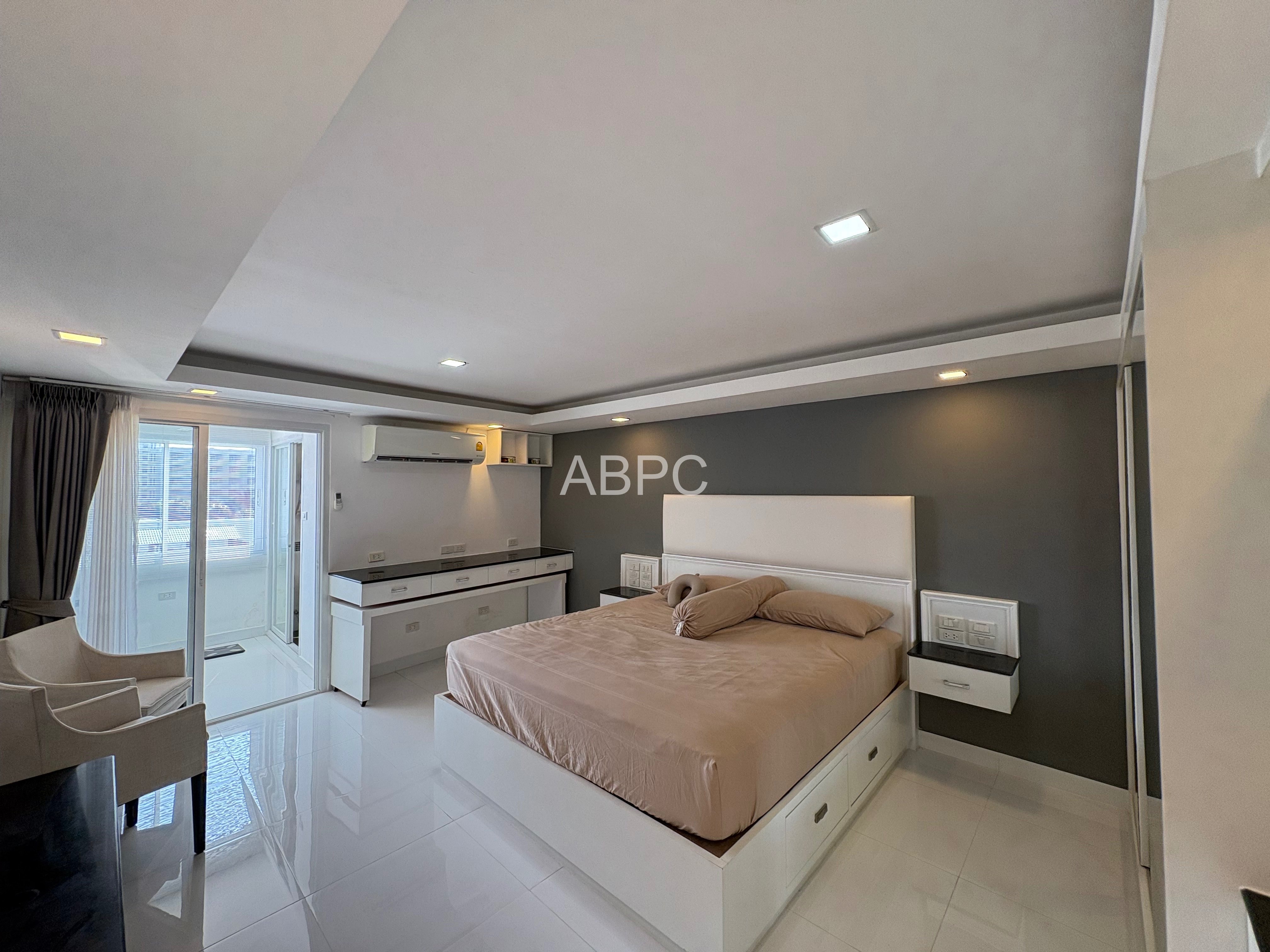 Large 1 Bed - 1 Bath Condo in Central Pattaya photo 2